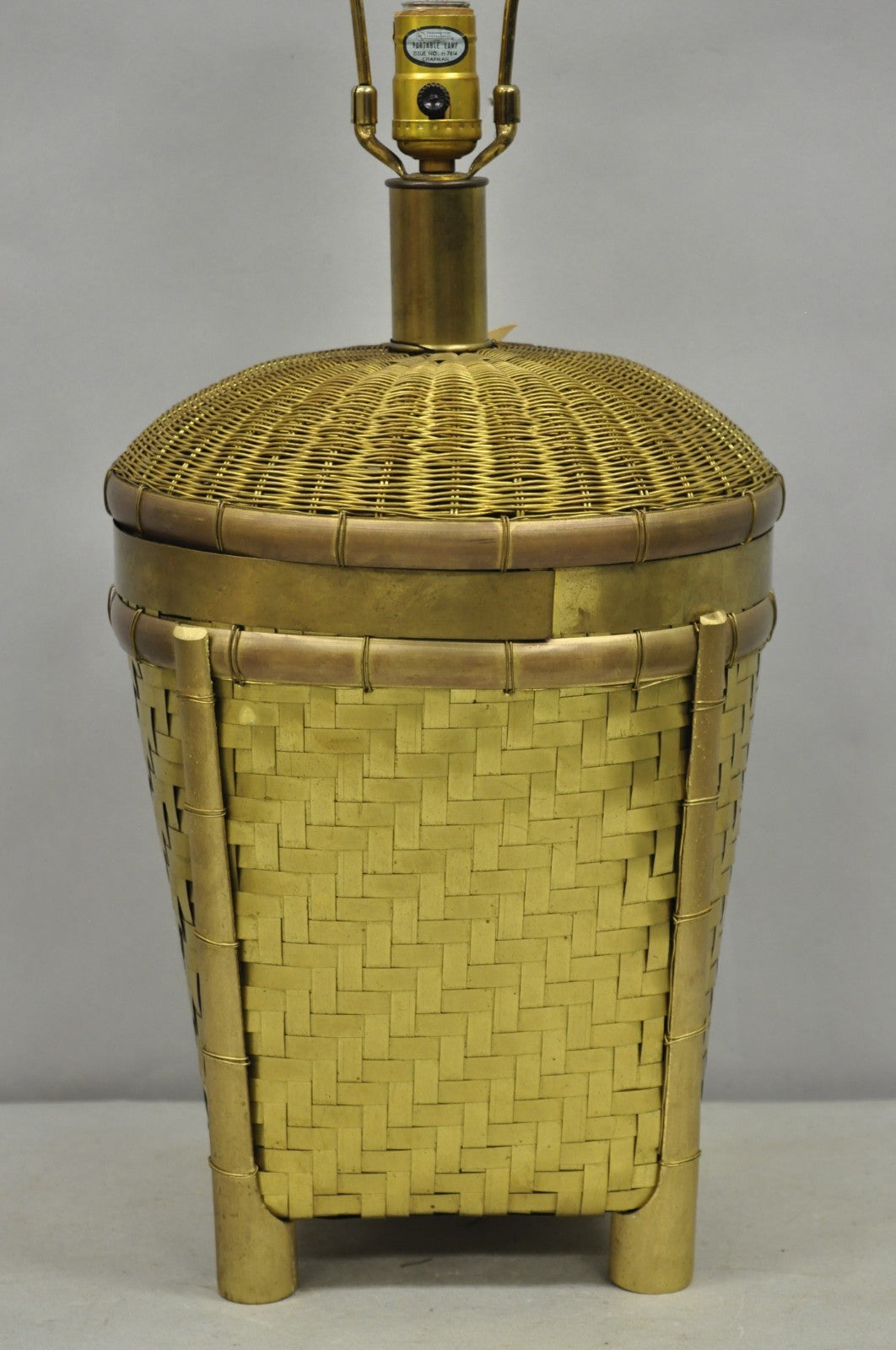 Vintage Chapman Hollywood Regency English Style Brass Woven Basket Table Lamp