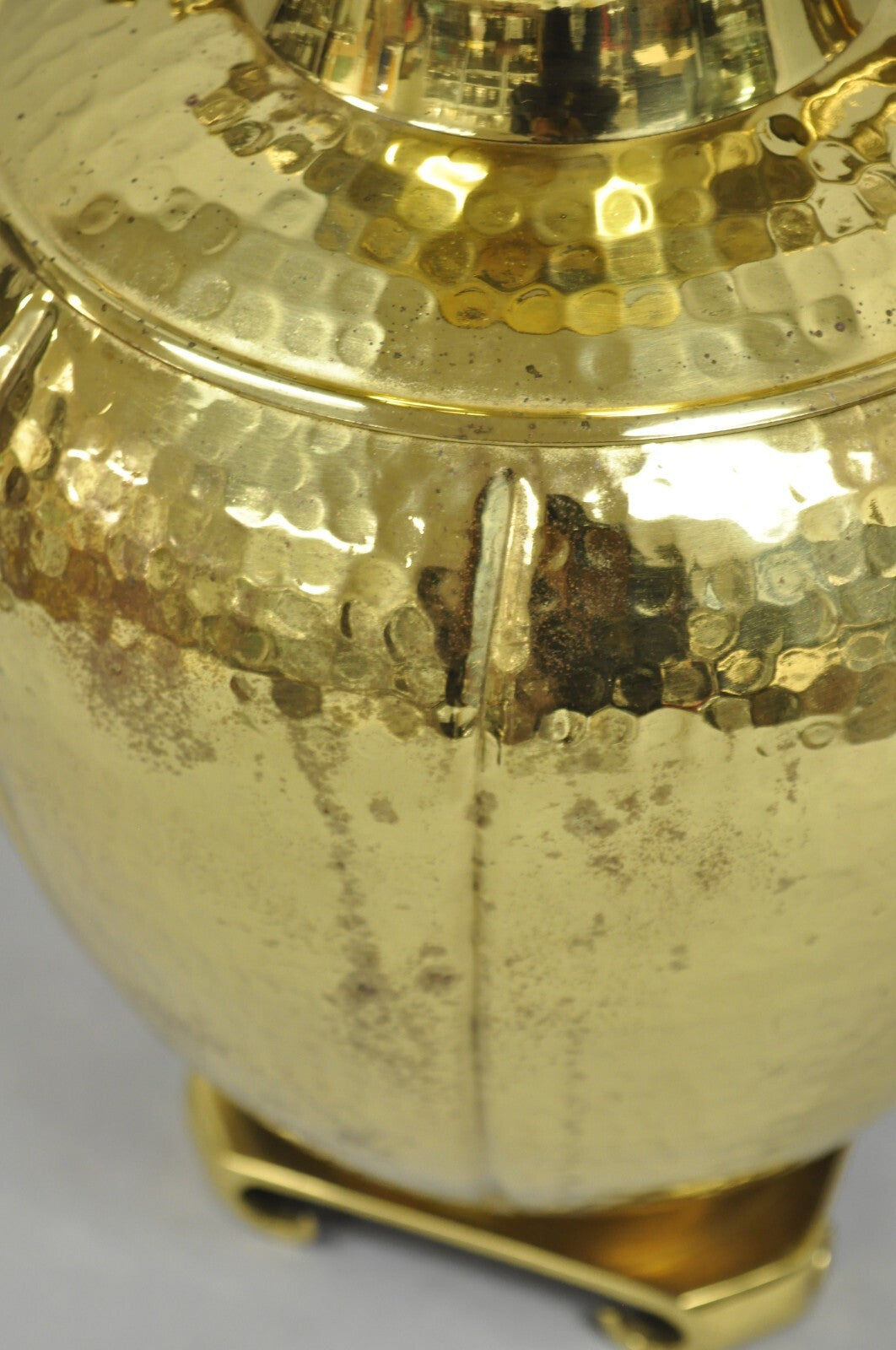 Vintage Chinoiserie Hammered Brass Pagoda Jardiniere Vase Table Lamp