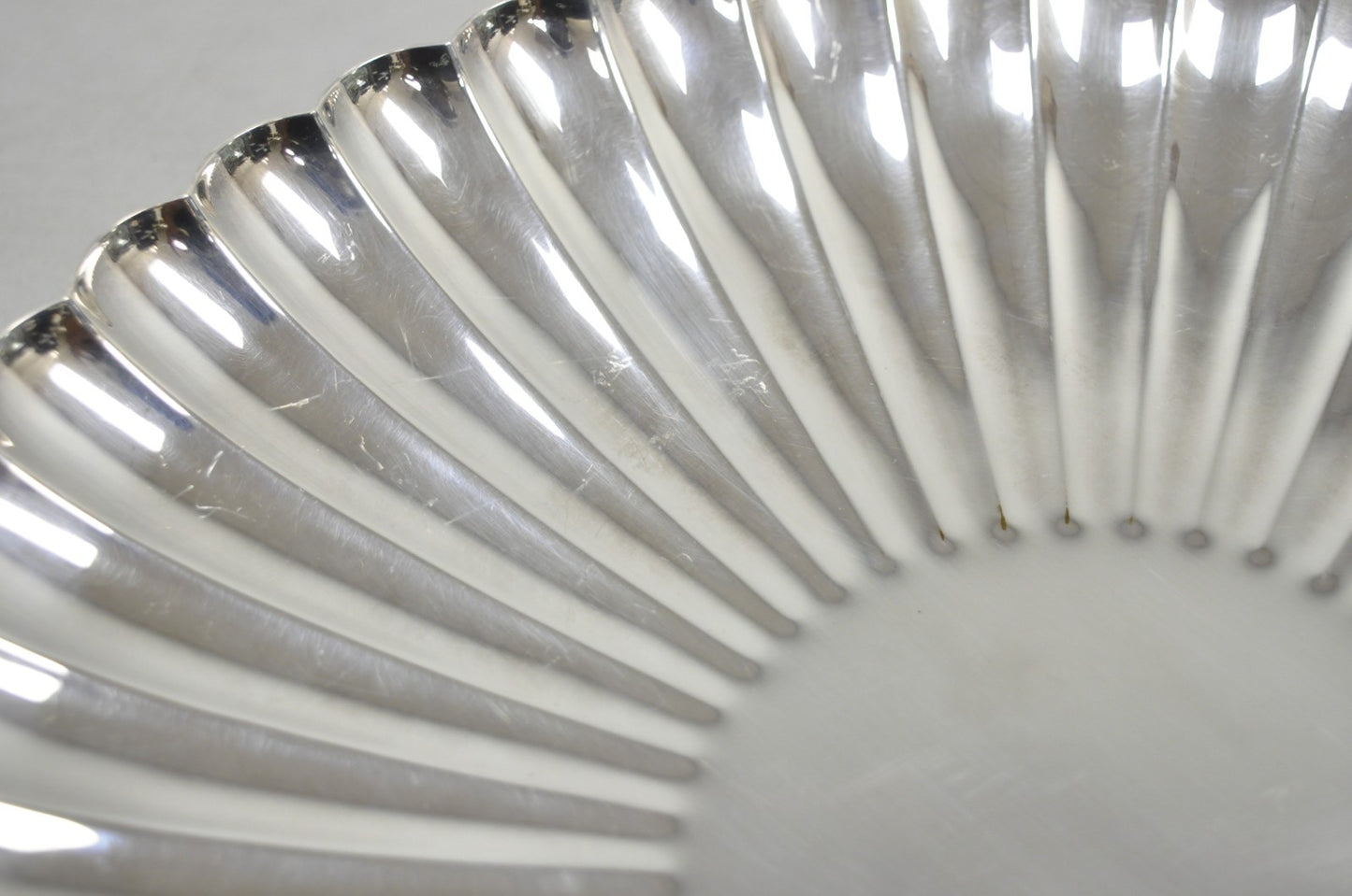 Reed & Barton 1853 Modern Silver Plated Scalloped 14" Round Dish Serving Platter
