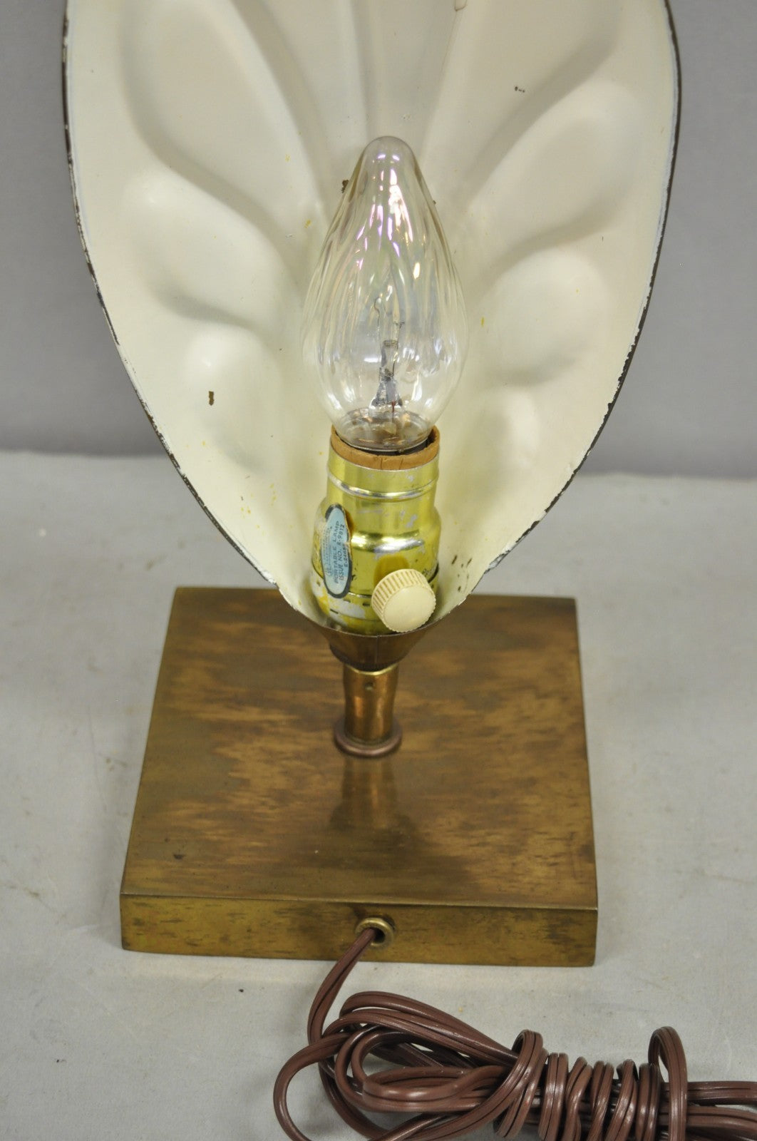 Vintage Chapman Hollywood Regency Burnished Brass Small Leaf Sconce Table Lamp
