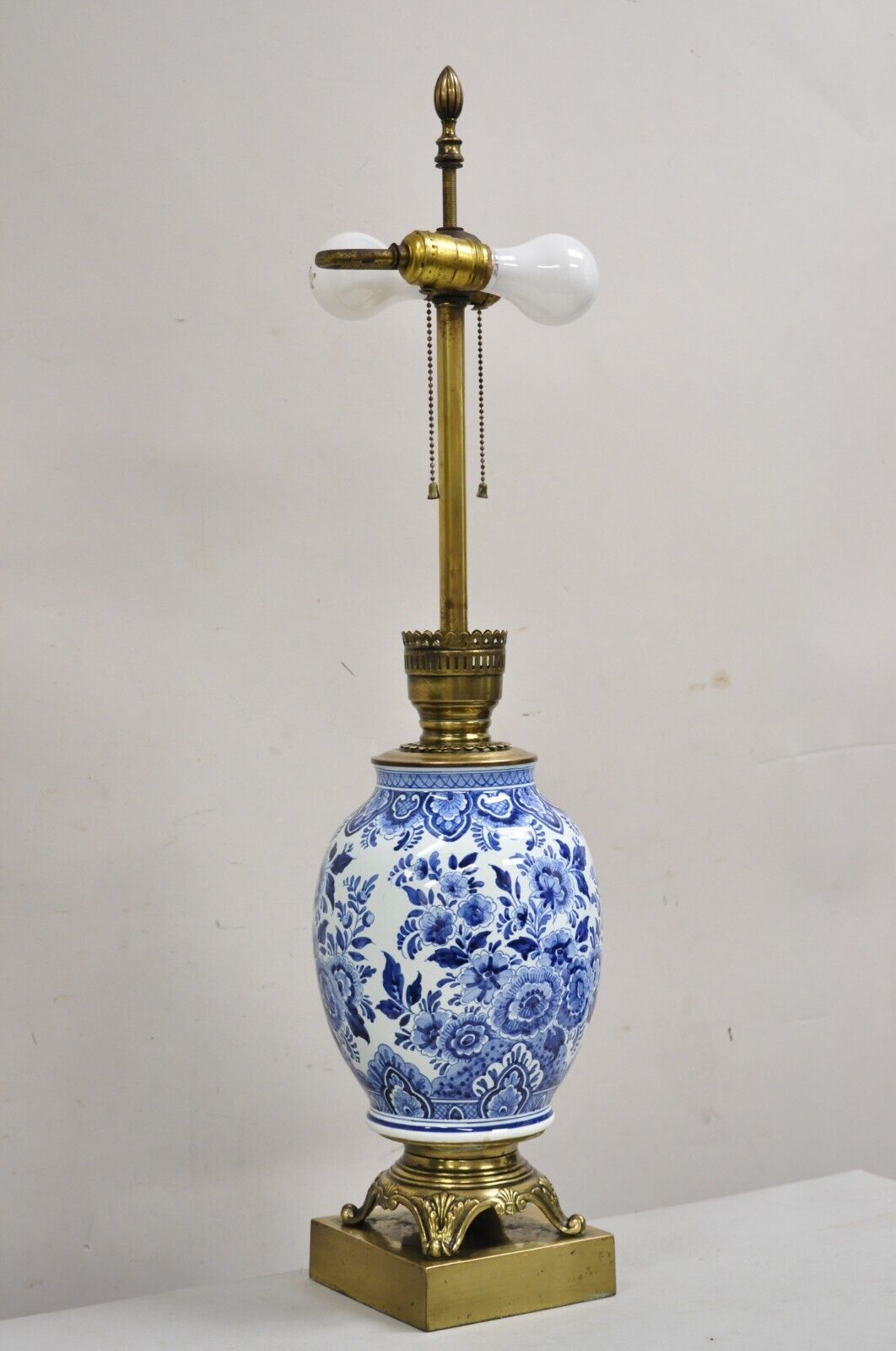 Vintage Chinoiserie Oriental Blue & White Brass & Porcelain Egg Table Lamp