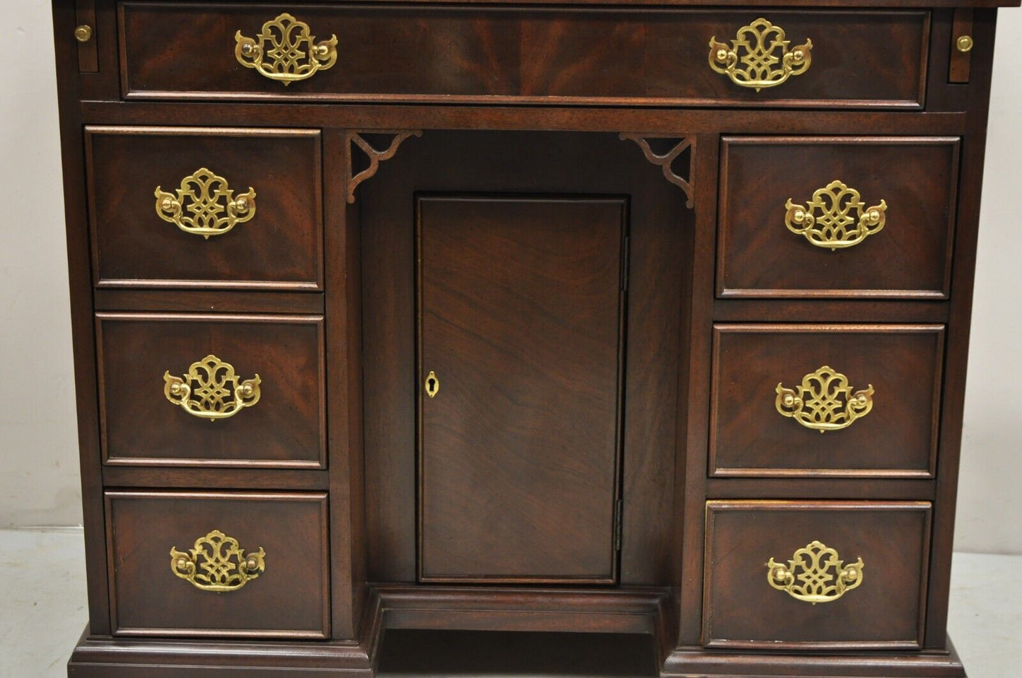 Vintage Sligh Georgian Chippendale Style Crotch Mahogany Kneehole Desk
