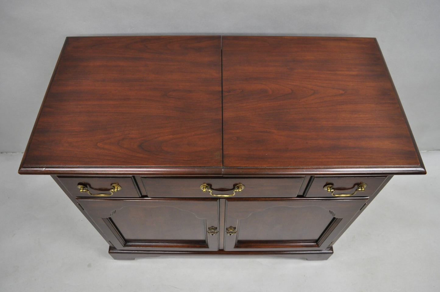 Vintage Drexel Heritge Georgian Style Cherry Wood Dry Bar Server Cabinet