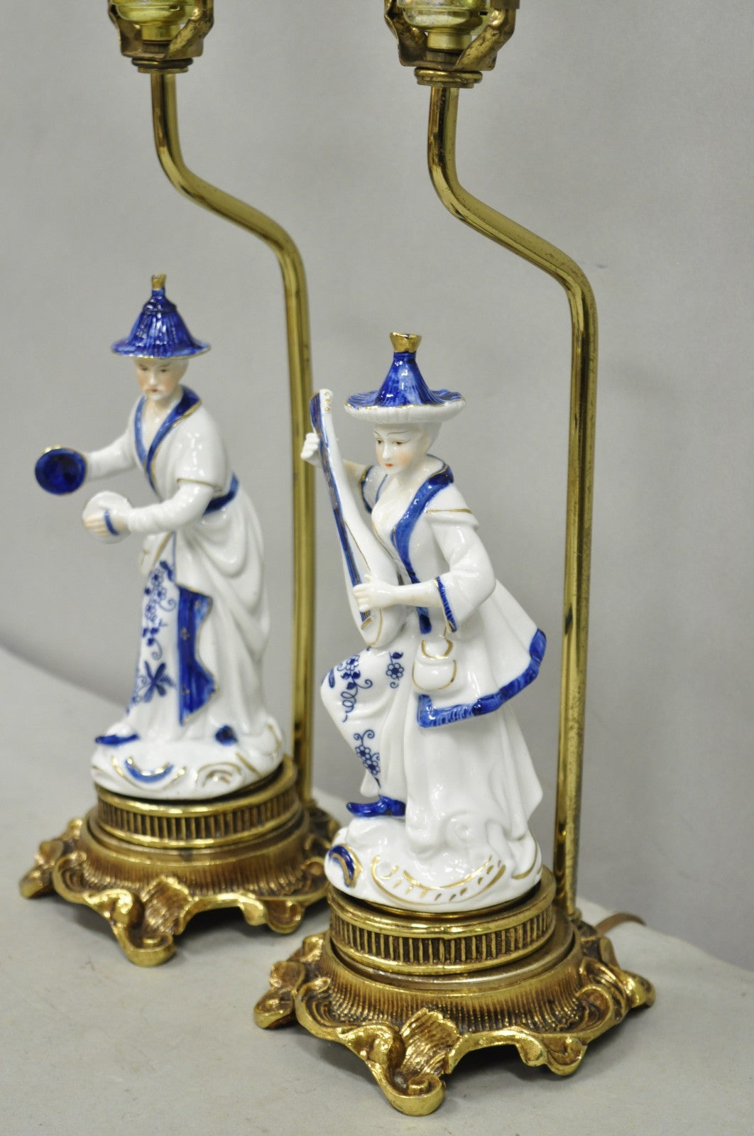 Vintage Chinoiserie Small Figural Porcelain Blue White Oriental Table Lamp Pair