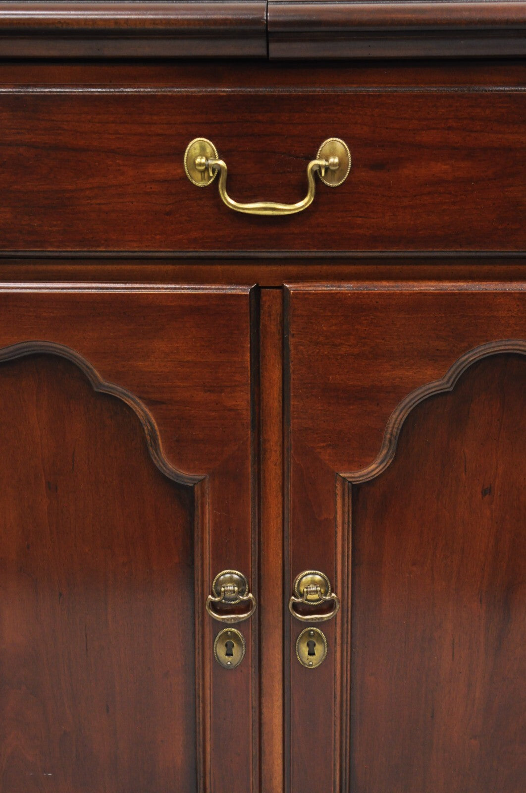 Vintage Drexel Heritge Georgian Style Cherry Wood Dry Bar Server Cabinet