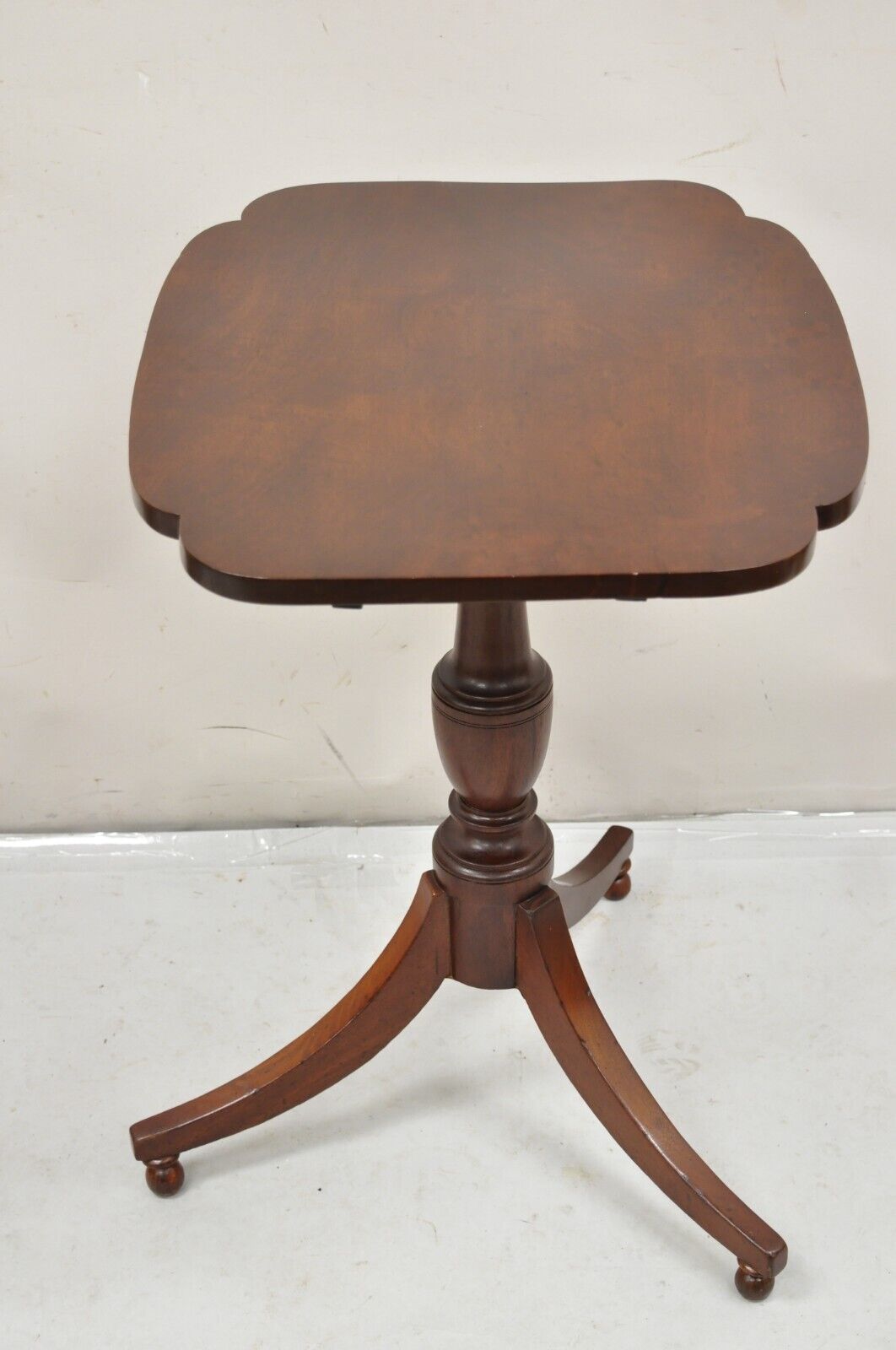 Antique Mahogany Tilt Top Federal Sheraton Pedestal Base Side Tea Table