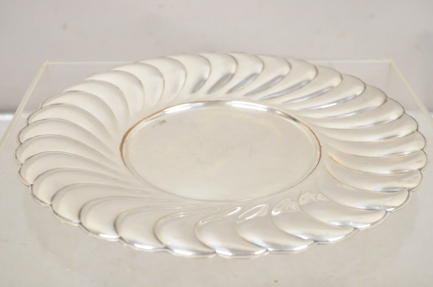 WM Rogers Waverly 3826 Scalloped Edge Round Silver Plated Serving Platter Tray