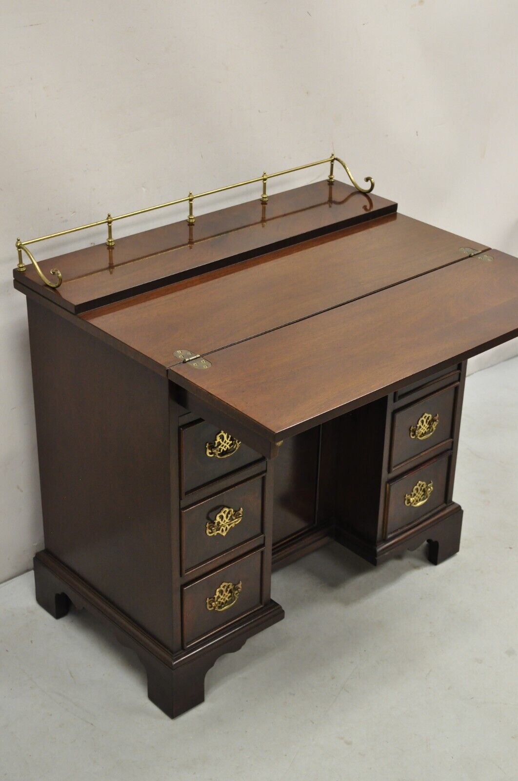 Vintage Sligh Georgian Chippendale Style Crotch Mahogany Kneehole Desk