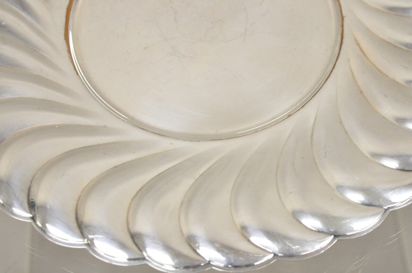 WM Rogers Waverly 3826 Scalloped Edge Round Silver Plated Serving Platter Tray