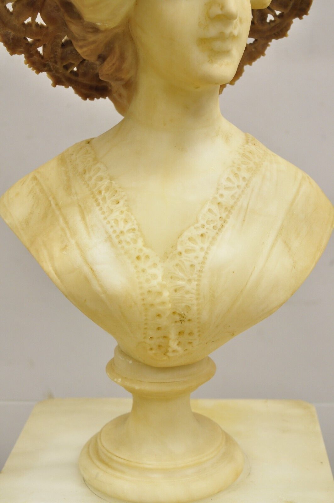 Antique Victorian Carved Italian Alabaster Woman Bust Statue att Adolfo Cipriani