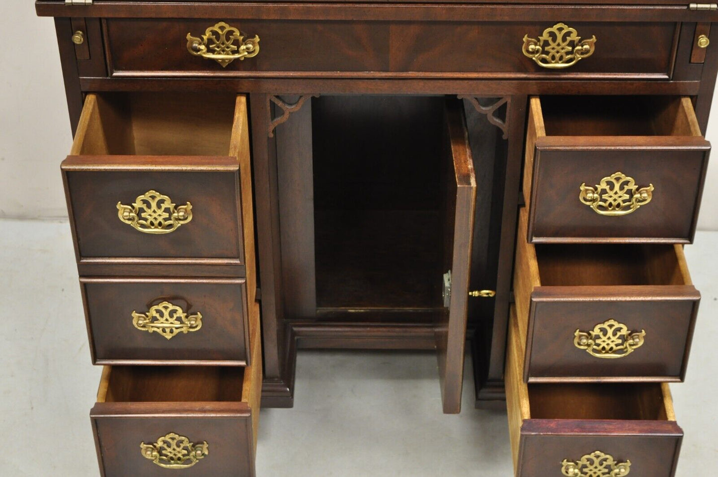 Vintage Sligh Georgian Chippendale Style Crotch Mahogany Kneehole Desk