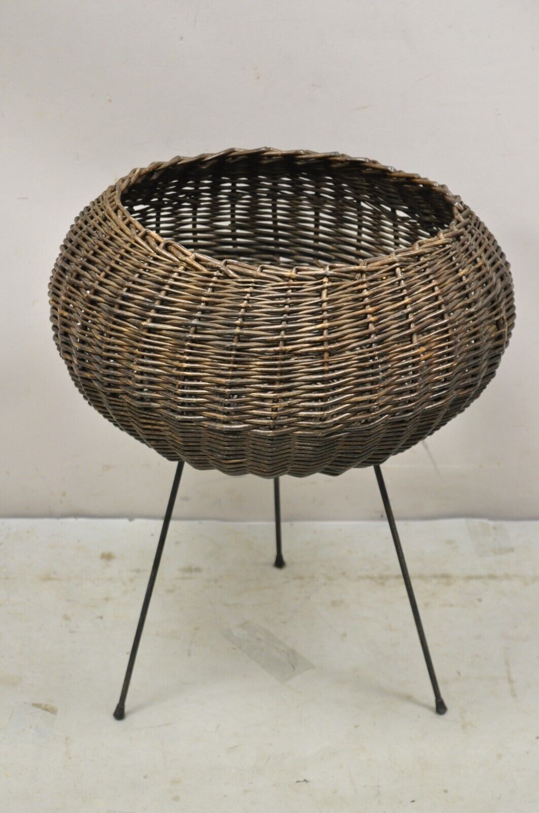 MCM Italian Round Wicker Rattan Wrought Iron Planter Stand Arthur Umanoff Style