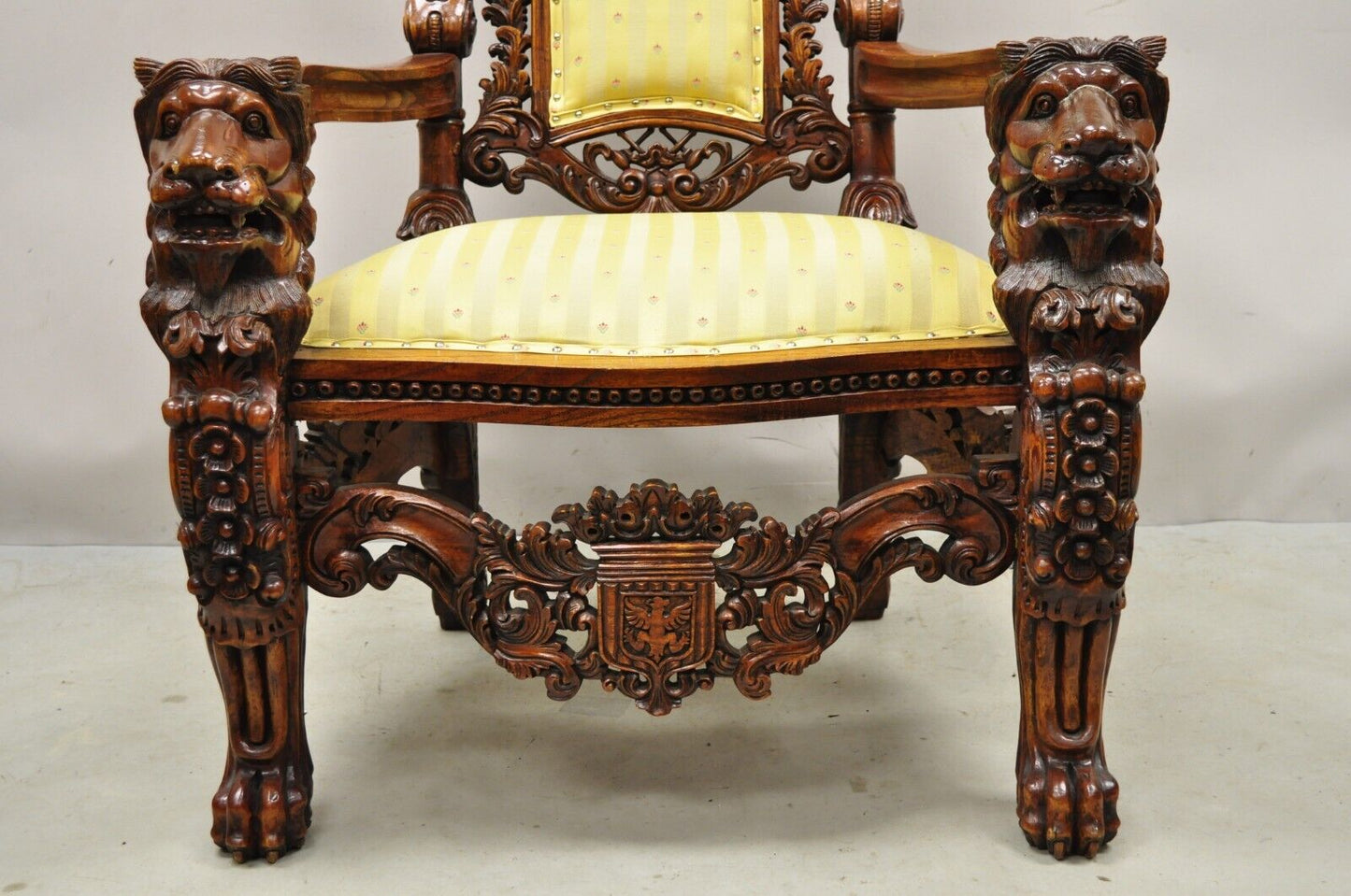 Large Renaissance Style Figural Lion Carved Wood Paw Feet Throne Chair