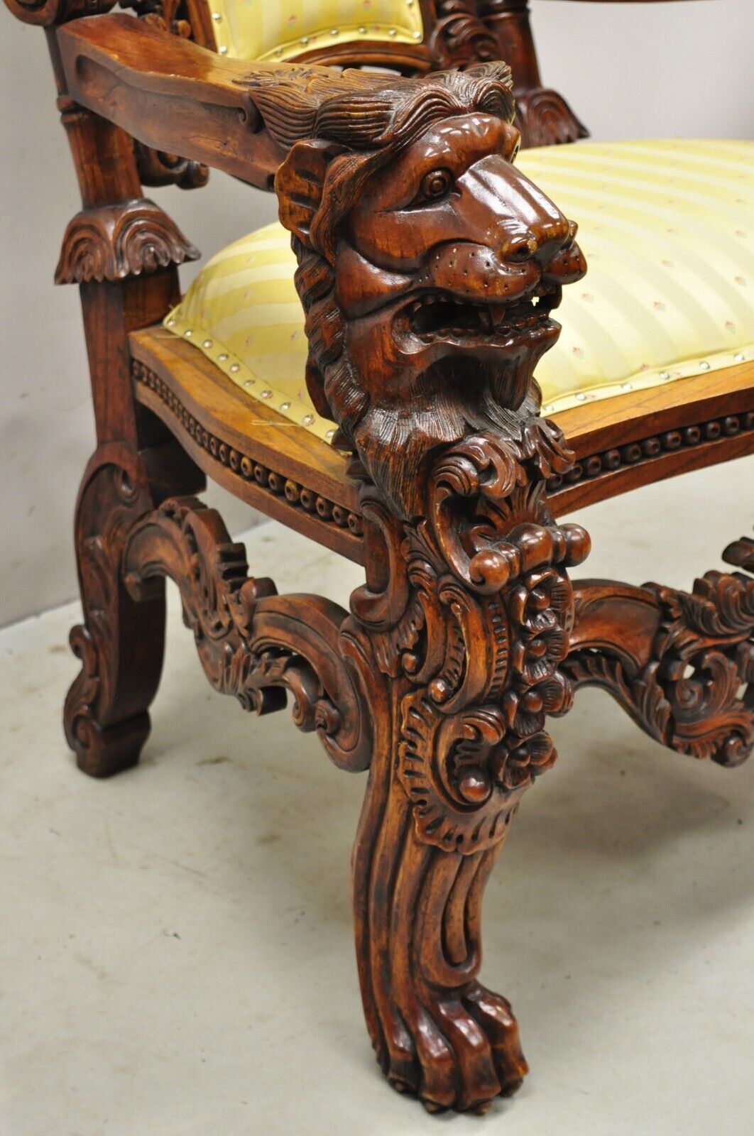 Large Renaissance Style Figural Lion Carved Wood Paw Feet Throne Chair