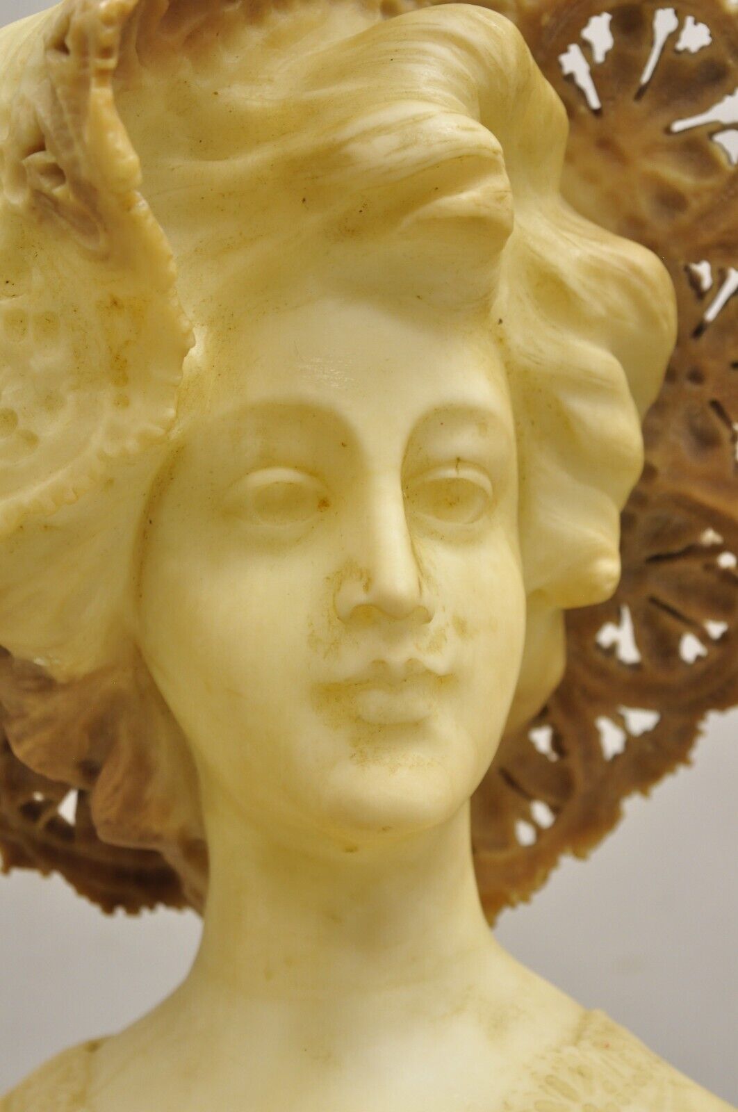 Antique Victorian Carved Italian Alabaster Woman Bust Statue att Adolfo Cipriani