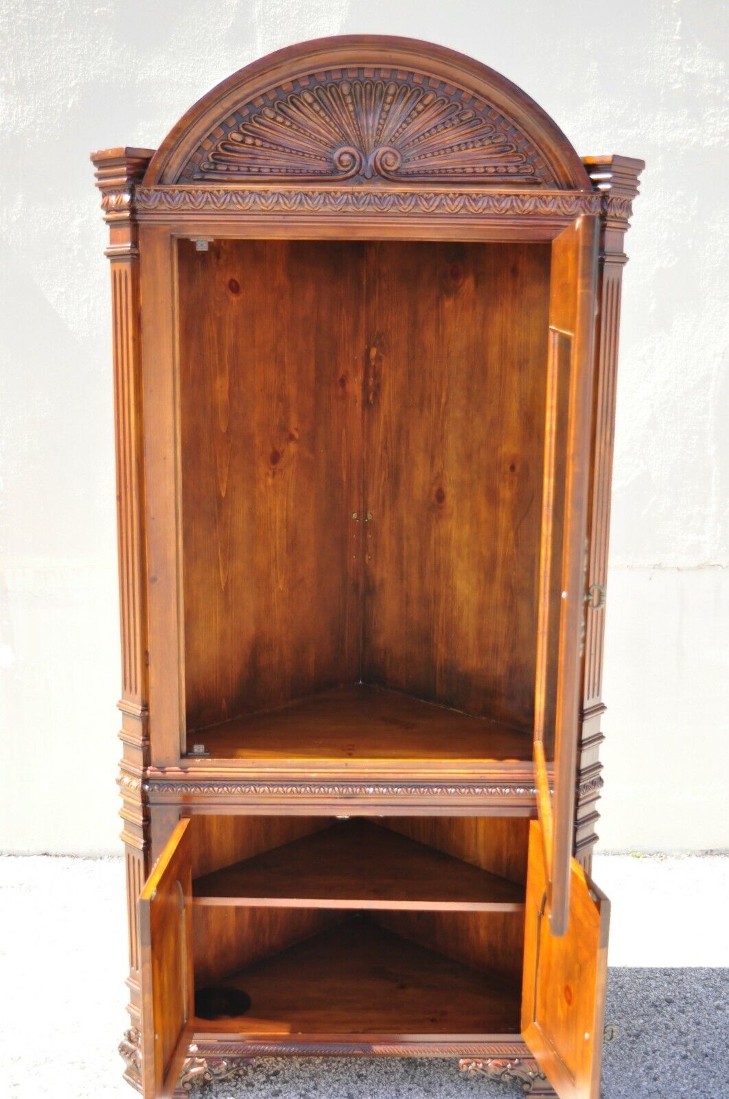 Italian Renaissance Style Shell Carved Pine Wood Corner Cabinet China Cupboard