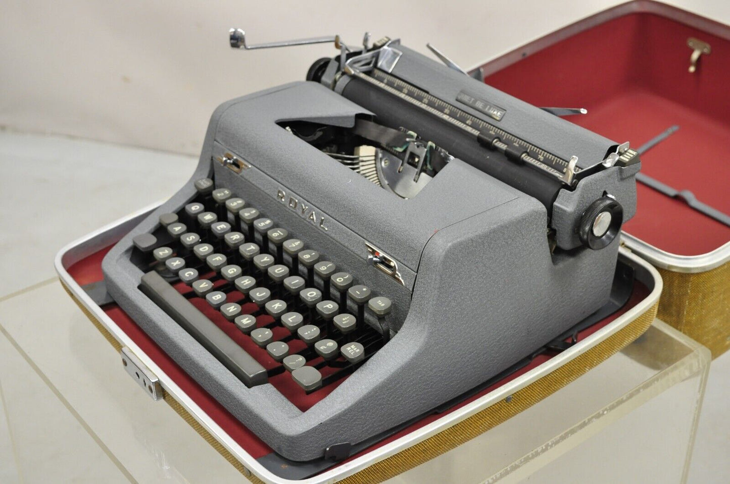 Vintage 1950's Royal Quiet De Luxe Mid Century Typewriter in Case