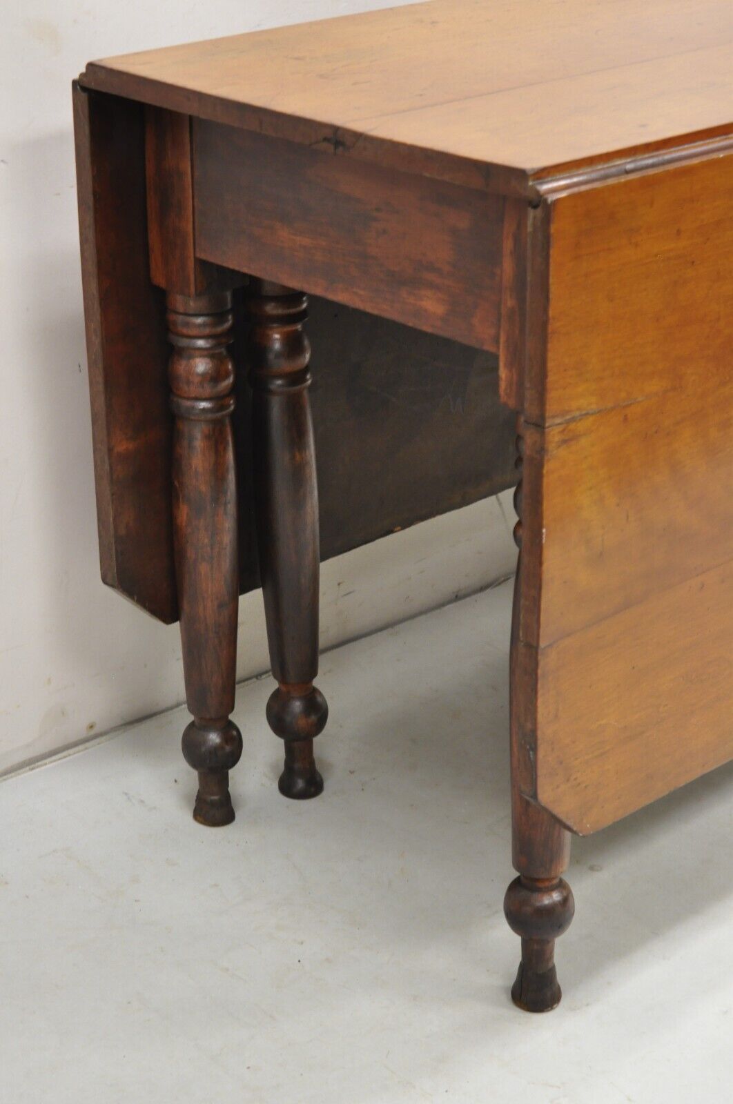 Antique American Colonial Cherry Wood Gateleg Drop Leaf Farmhouse Dining Table