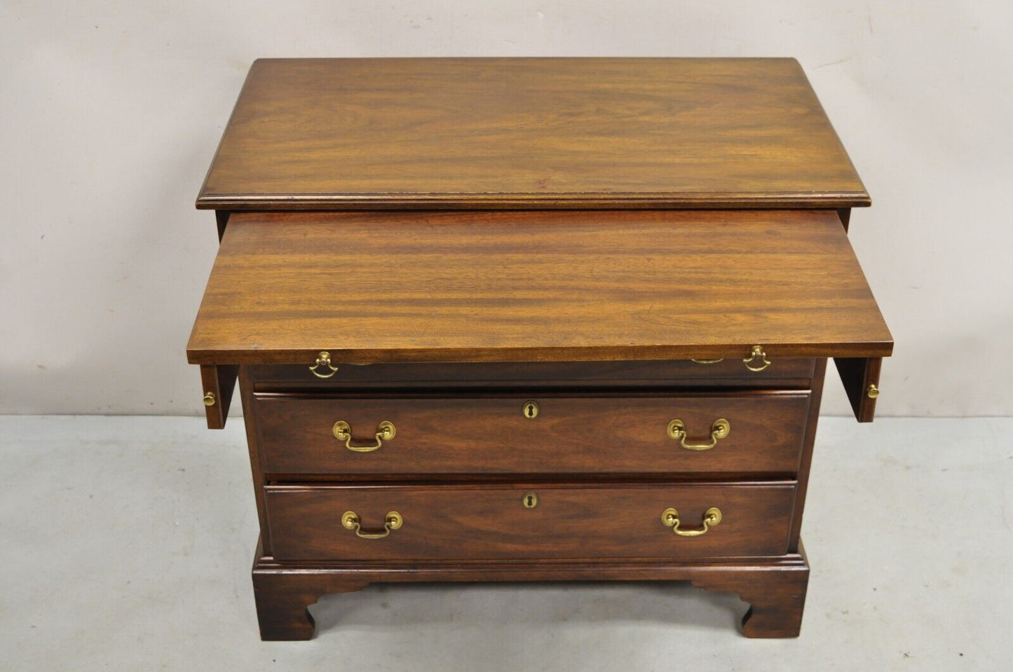 Vintage Henkel Harris Chippendale Style Mahogany 4 Drawer Server Bachelor Chest