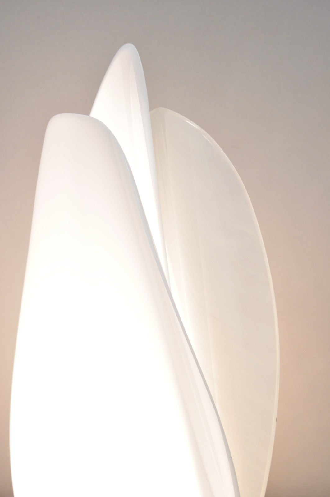 Vintage Roger Rougier White Acrylic Clam Shell Mid Century Modern Table Lamp