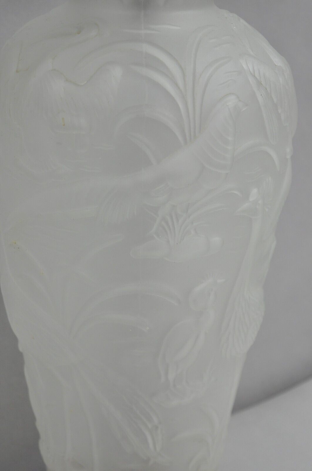 Vintage Chinoiserie Raised Satin Glass Tropical Birds Art Nouveau Table Lamp