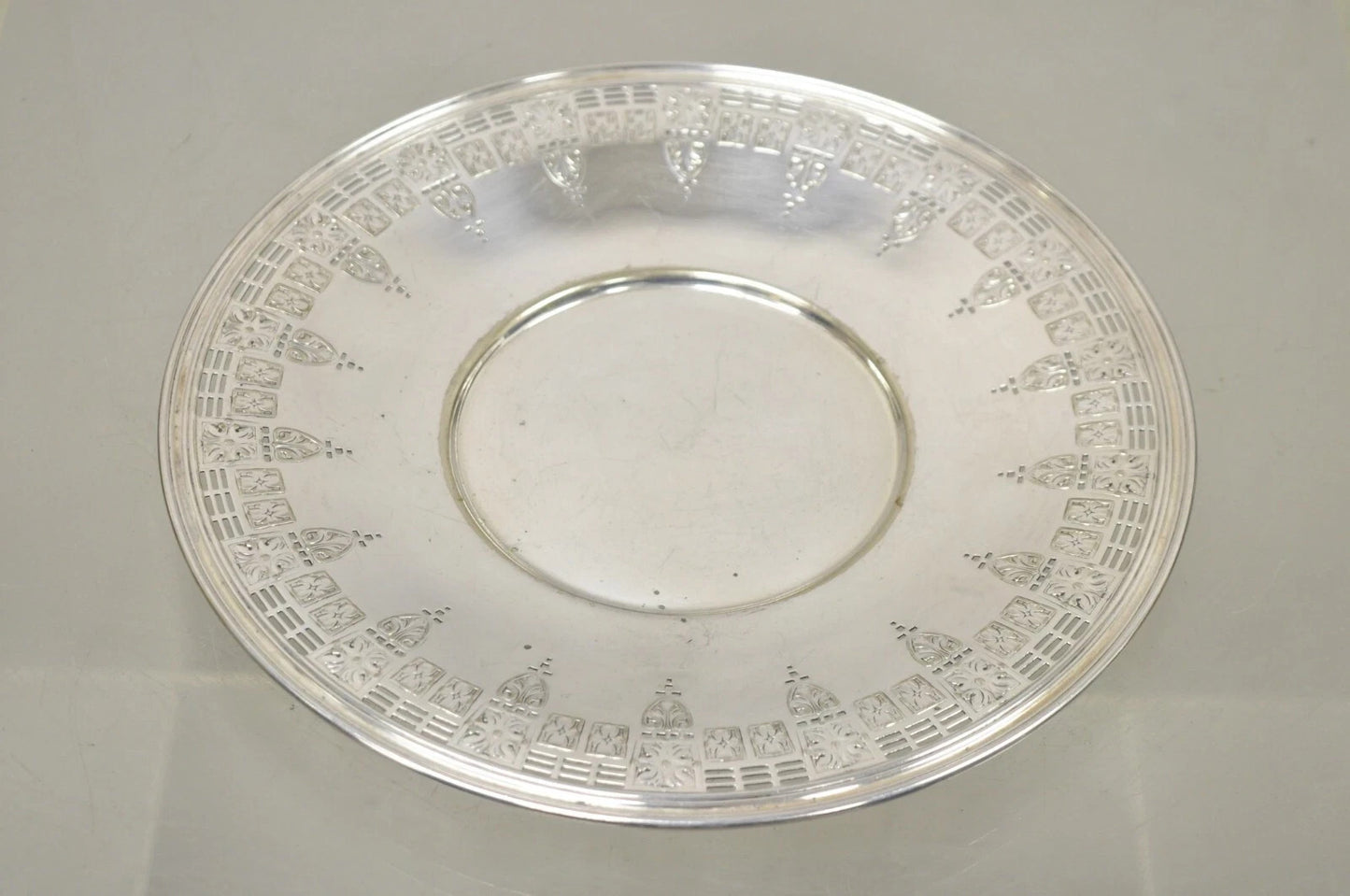 Antique Wallingford Silver Plated Victorian 10" Round Decorated Dish Platter