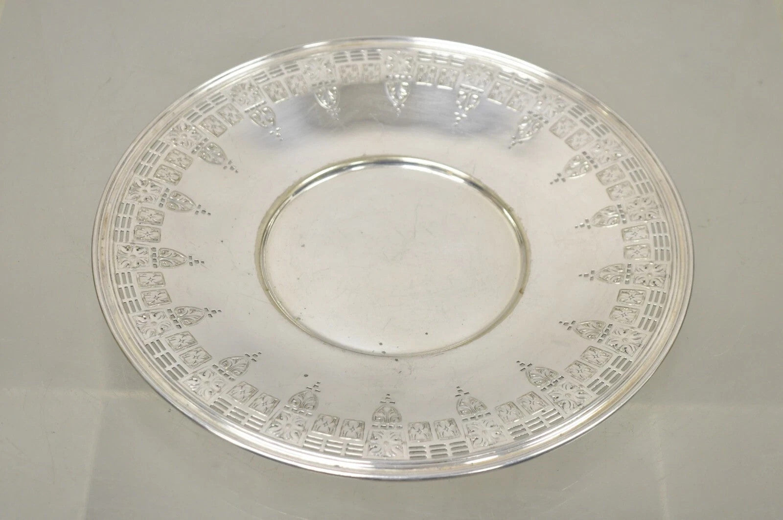 Antique Wallingford Silver Plated Victorian 10" Round Decorated Dish Platter