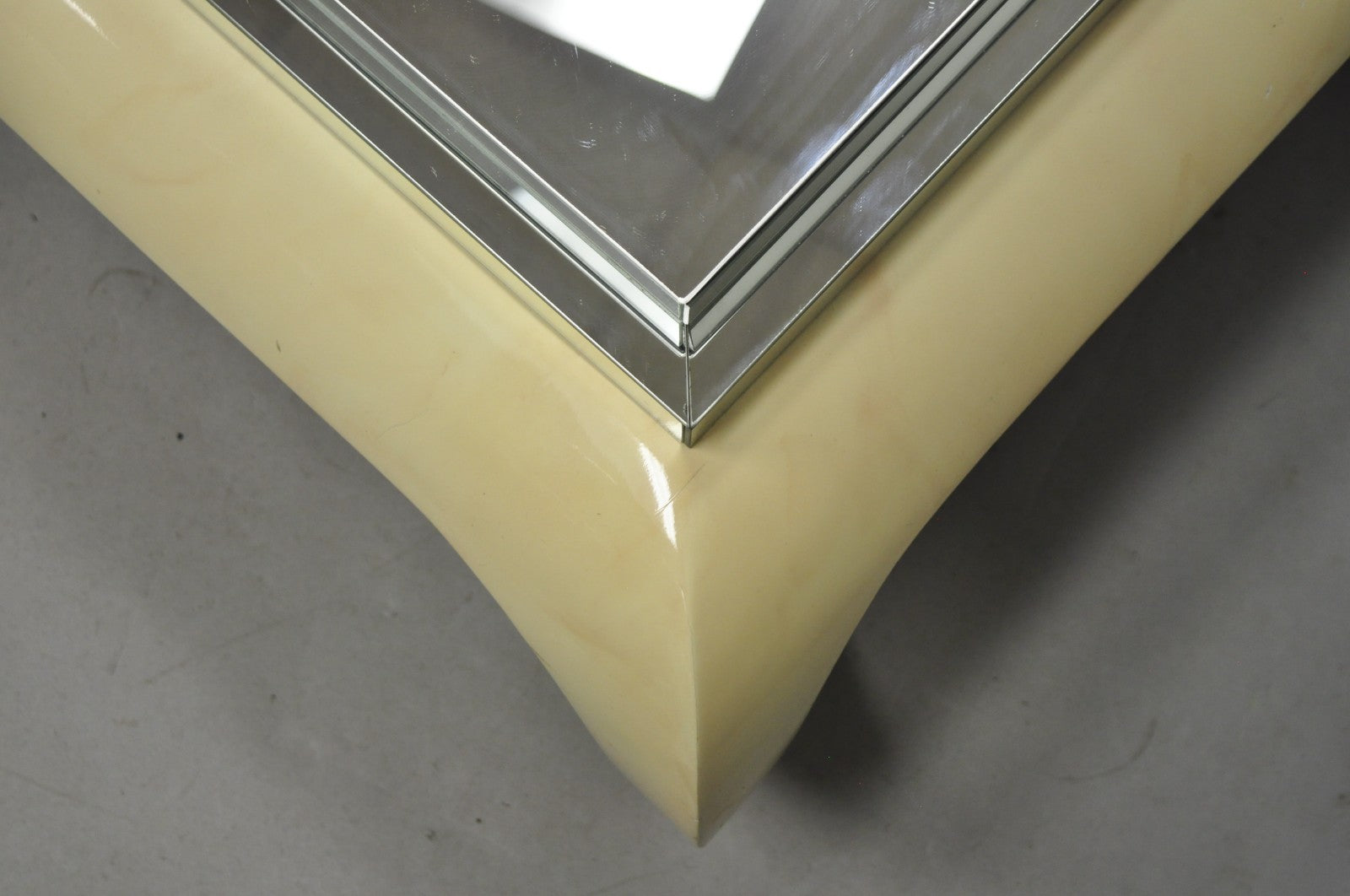 Vintage Chinoiserie Bone Lacquered Oriental Ming Style Mirrored Coffee Table