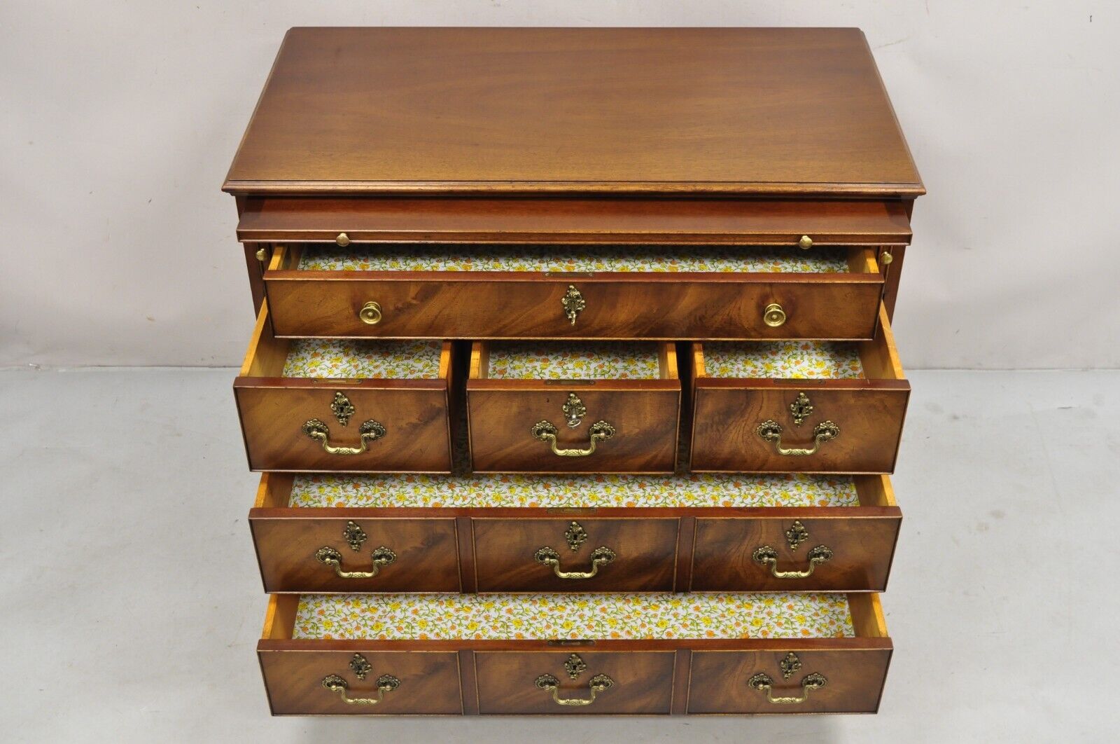 Beacon Hill Georgian Style Mahogany Commode Bachelor Chest of Drawers Server