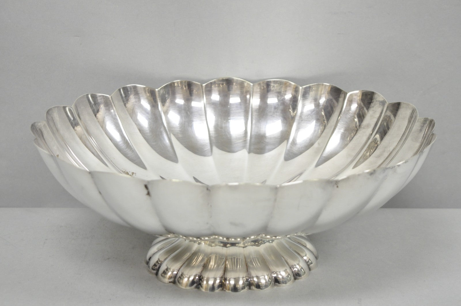 Vintage Reed & Barton Modern Silver Plated Oval Scalloped Pedestal Fruit Bowl