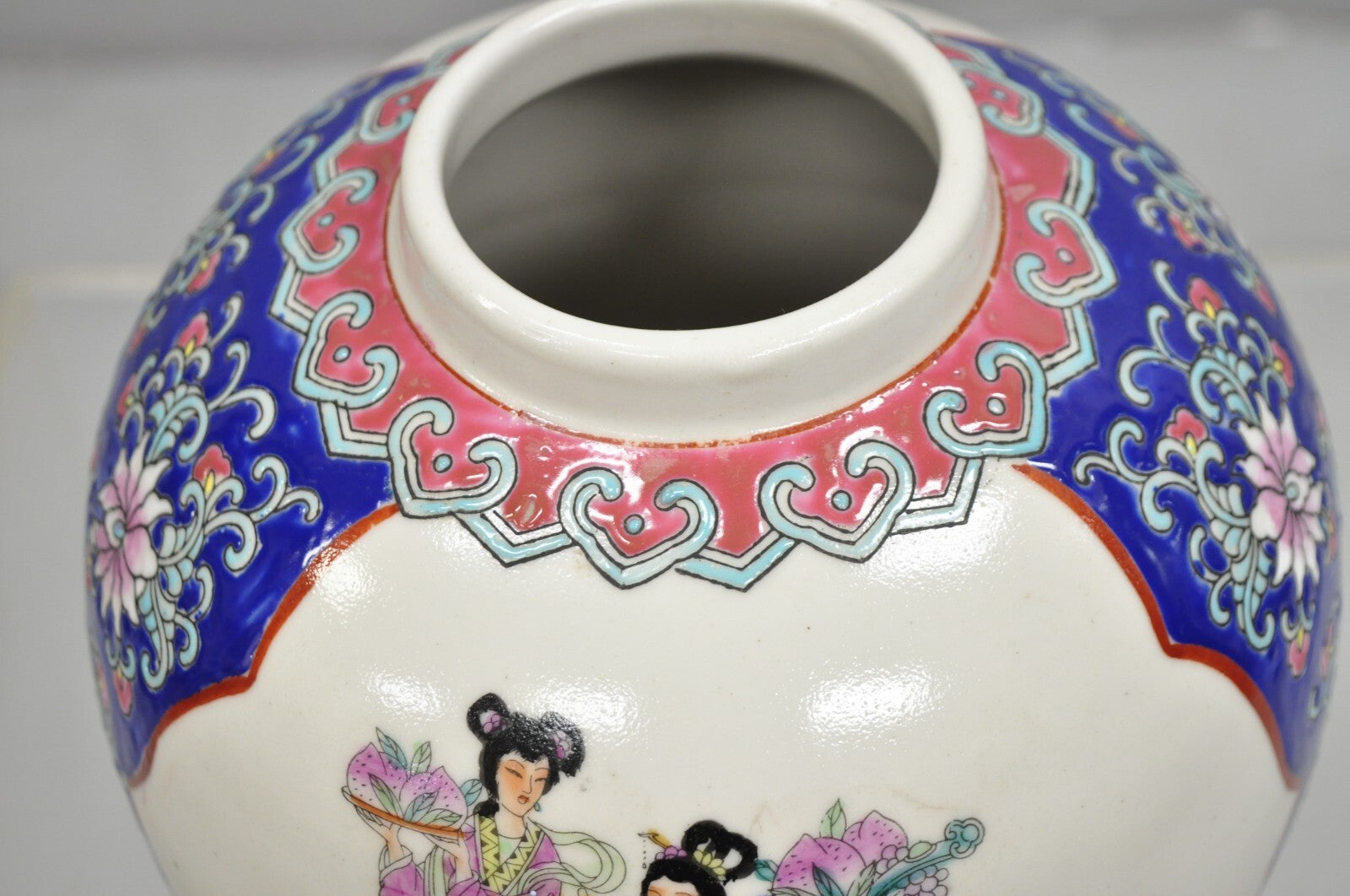 Vintage Chinese Ceramic Porcelain Oriental 9" Bulbous Jardiniere Vase w/ Figures