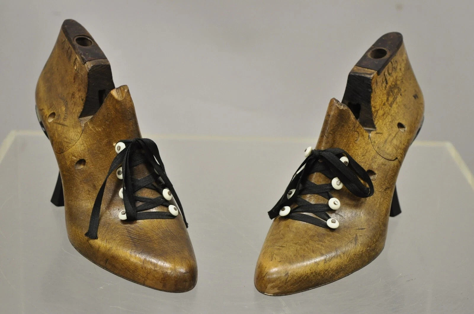 Antique Mobbs & Lewis Ltd Wooden English Pair Shoe Lasts Womens Heel Shelf Decor