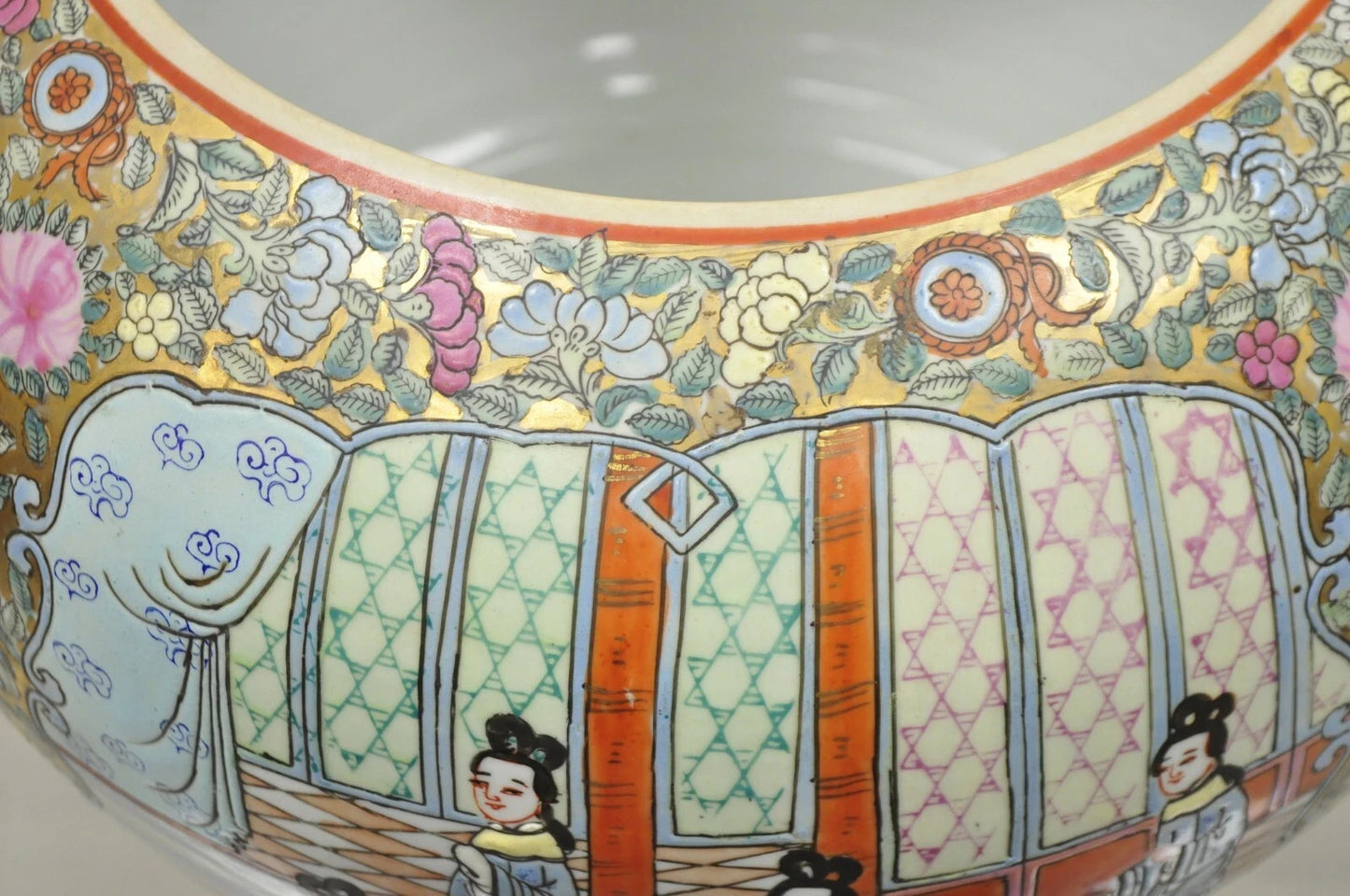 Vintage Chinese Export Porcelain Bulbous Cachepot Vase with Figural Scenes