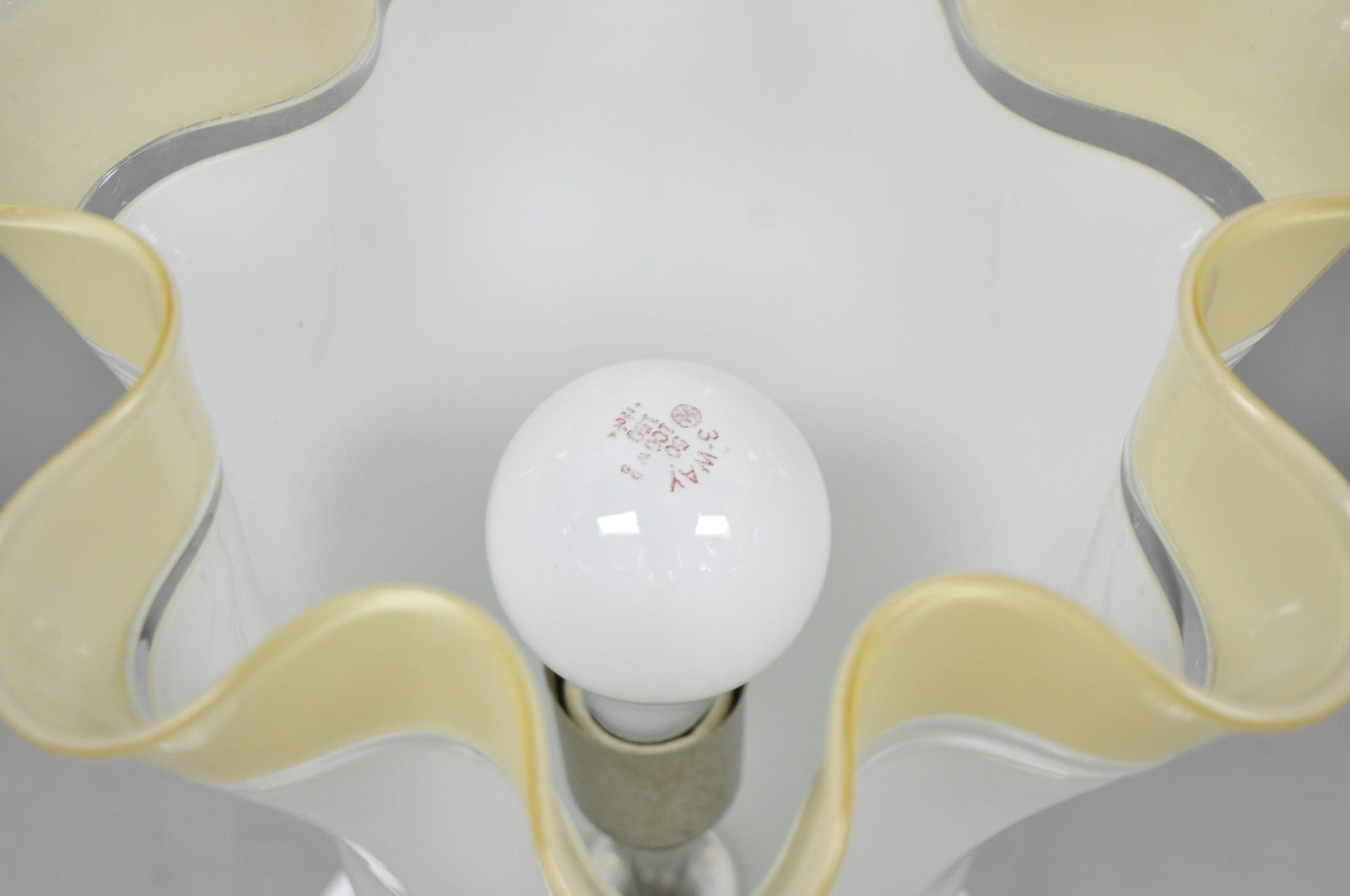 Vintage Italian Murano Mid Century Modern White Glass Handkerchief Table Lamp