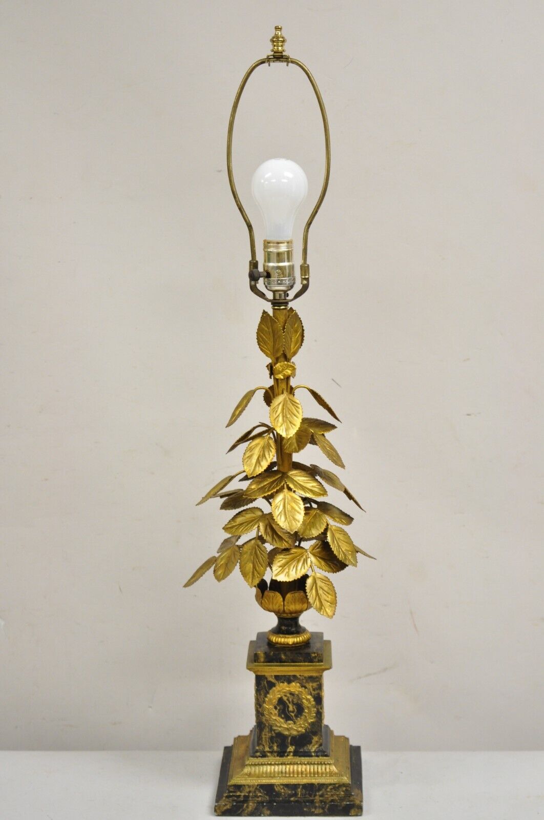 Vintage Italian Classical Leafy Foliate Gold Gilt Wreath Metal Table Lamp