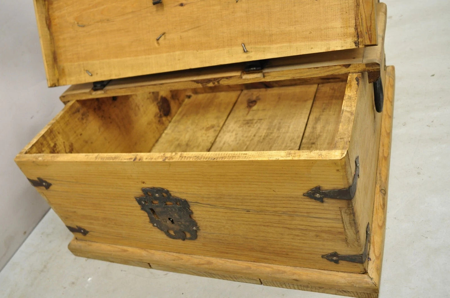 Farmhouse Renaissance Style Mexican Double Lid Wooden Coffee Table Storage Trunk