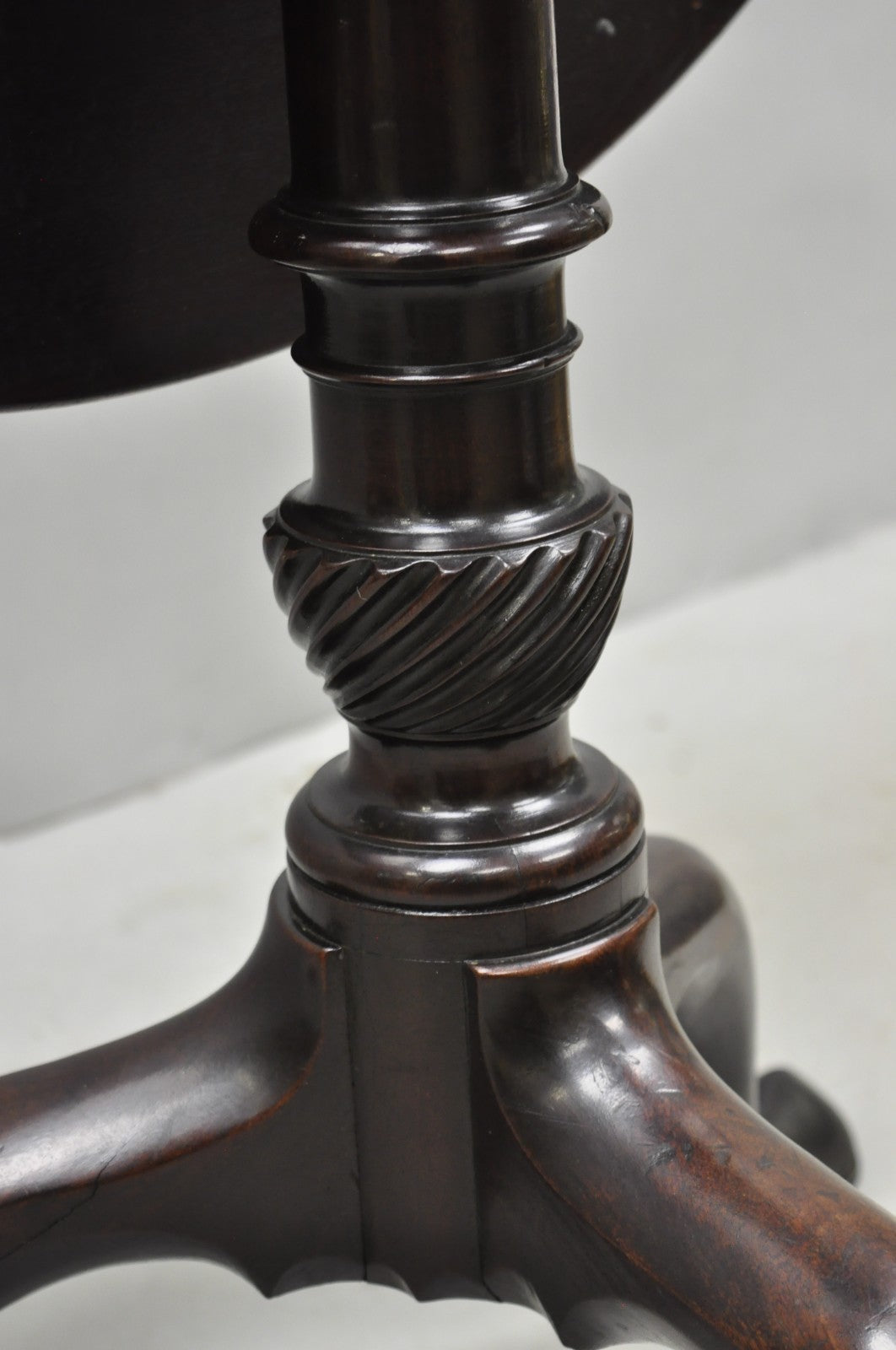 Antique English George III Queen Anne Style Mahogany Tilt Top Round Tea Table