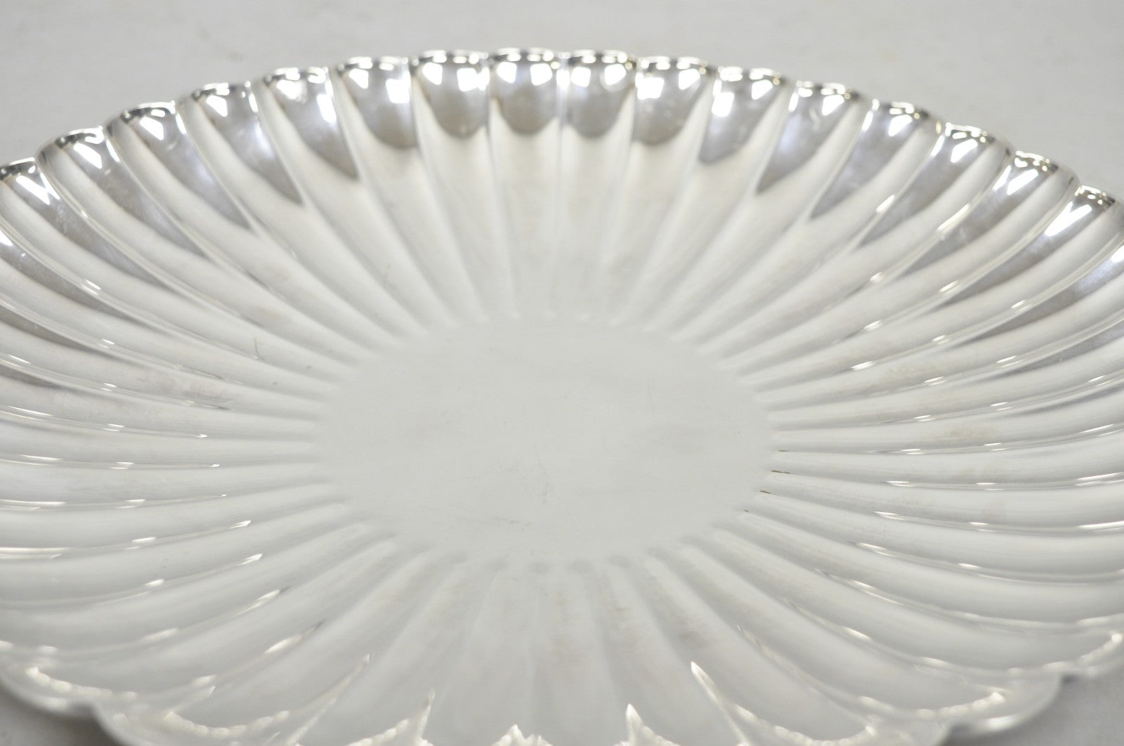 Reed & Barton 1853 Modern Silver Plated Scalloped 14" Round Dish Serving Platter
