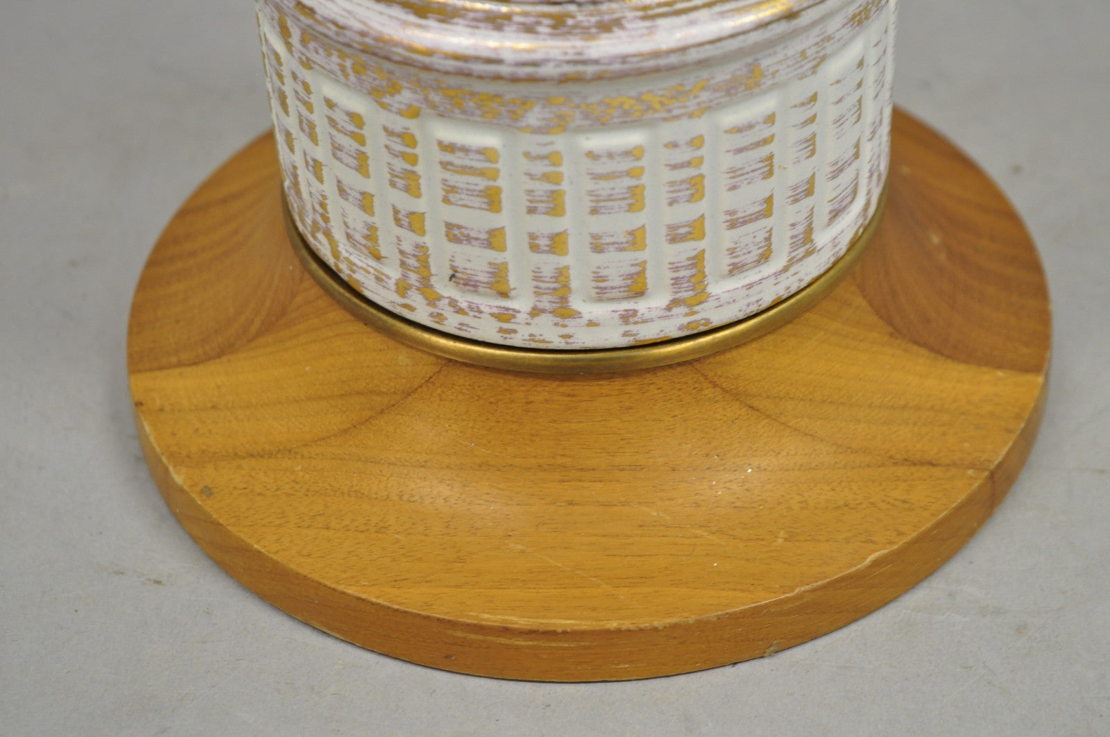 Vintage Italian Hollywood Regency White Porcelain Ceramic Pinneaple Table Lamp