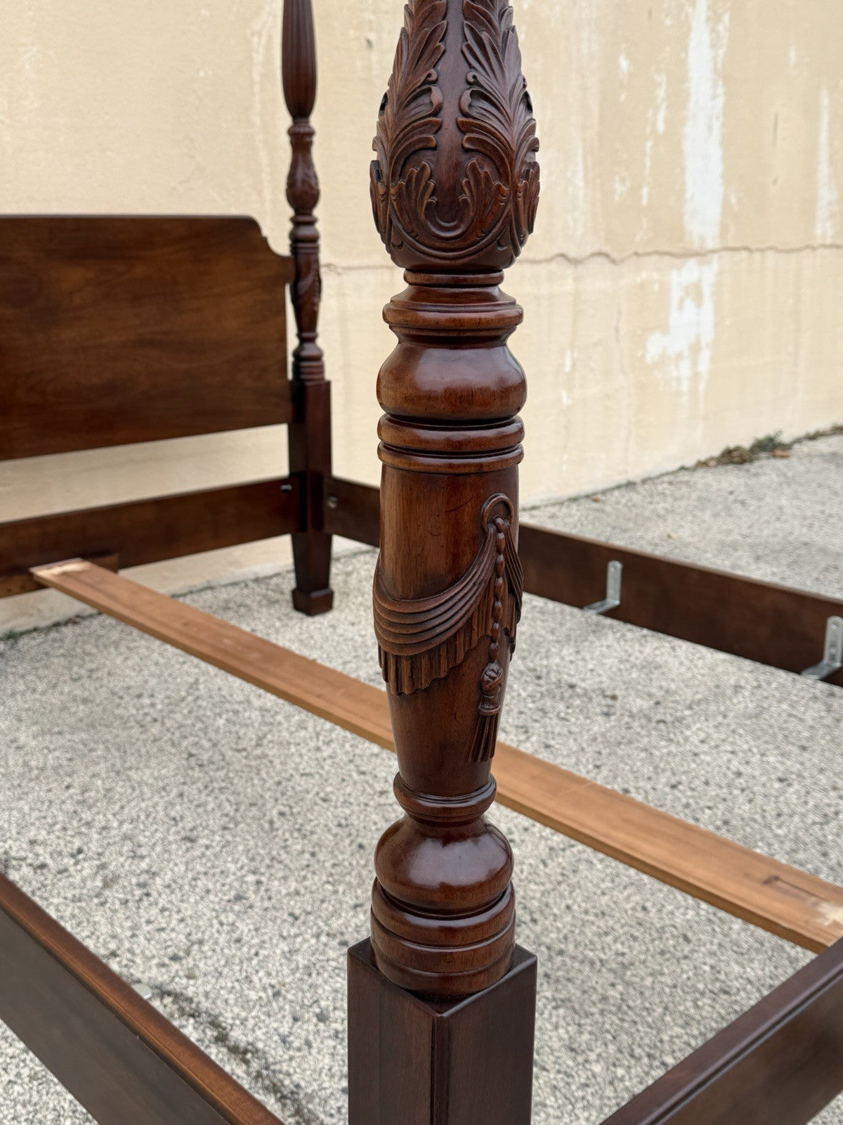 Henredon Georgian Chippendale Mahogany Queen Size Tall Carved Finial Poster Bed