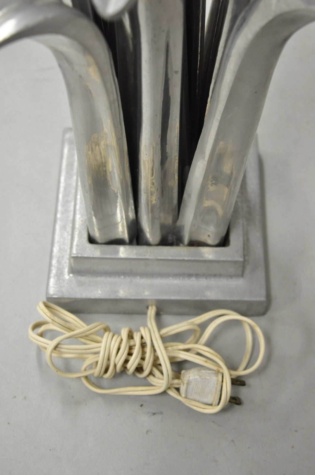 Vintage Mid Century Modern Cast Aluminum Palm Leaf Metal Sculptural Table Lamp