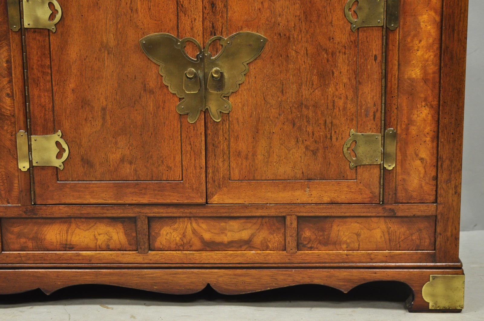 Vintage Henredon Chinoiserie Brass Butterfly Burl Wood Credenza Cabinet Buffet