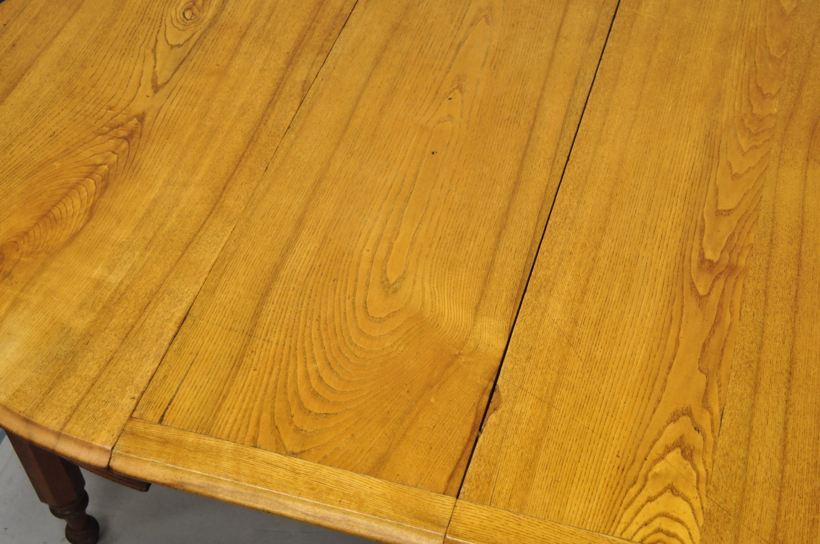 Antique English Victorian Oak & Elm Wood Round Extension Dining Table w 3 Leaves