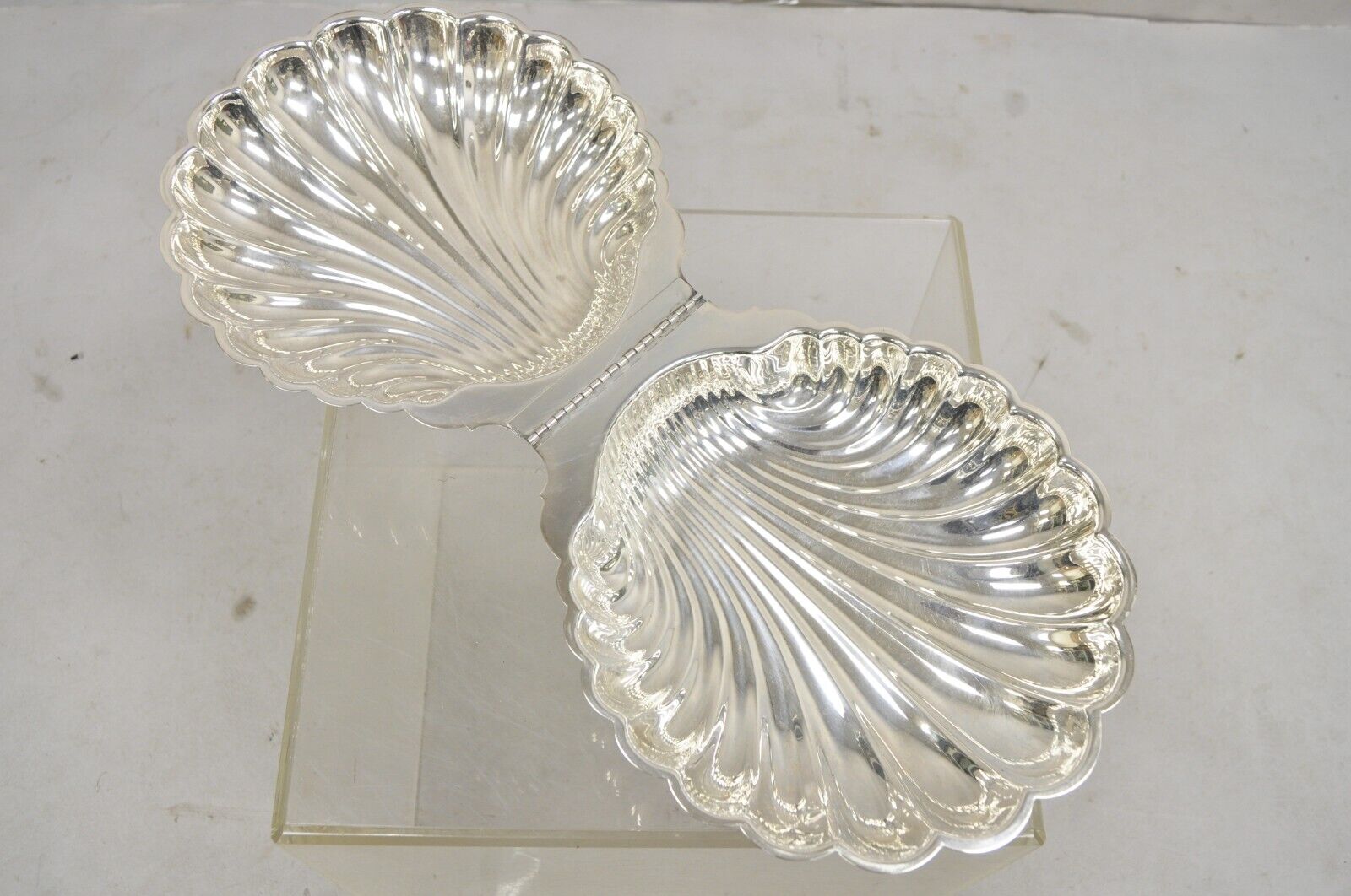 Leonard Regency Style Silver Plated Clam Shell Hinged Warmer with Swan Handle