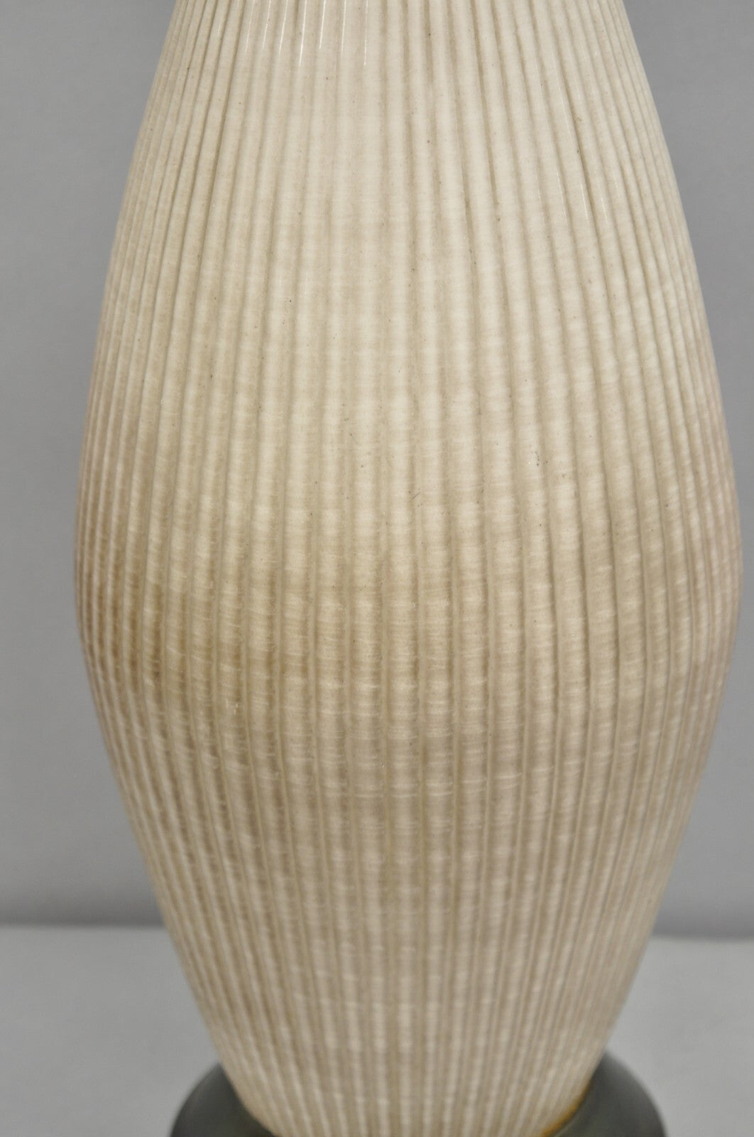 Vintage Mid Century Modern Beige Sculptural Ceramic Pottery Ribbed Table Lamp