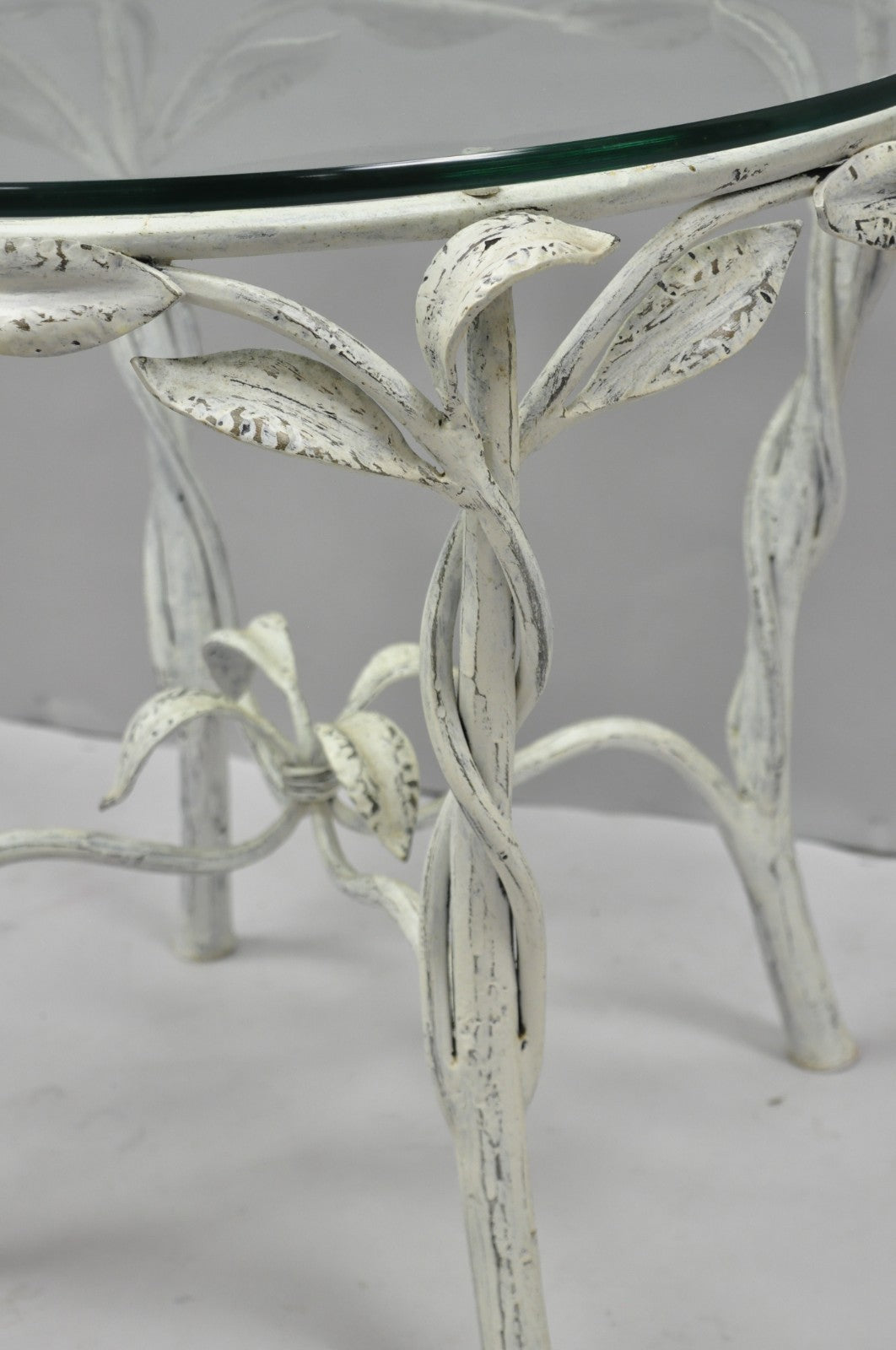 Vintage Italian Hollywood Regency Iron Leafy Scroll Round Occasional Side Table