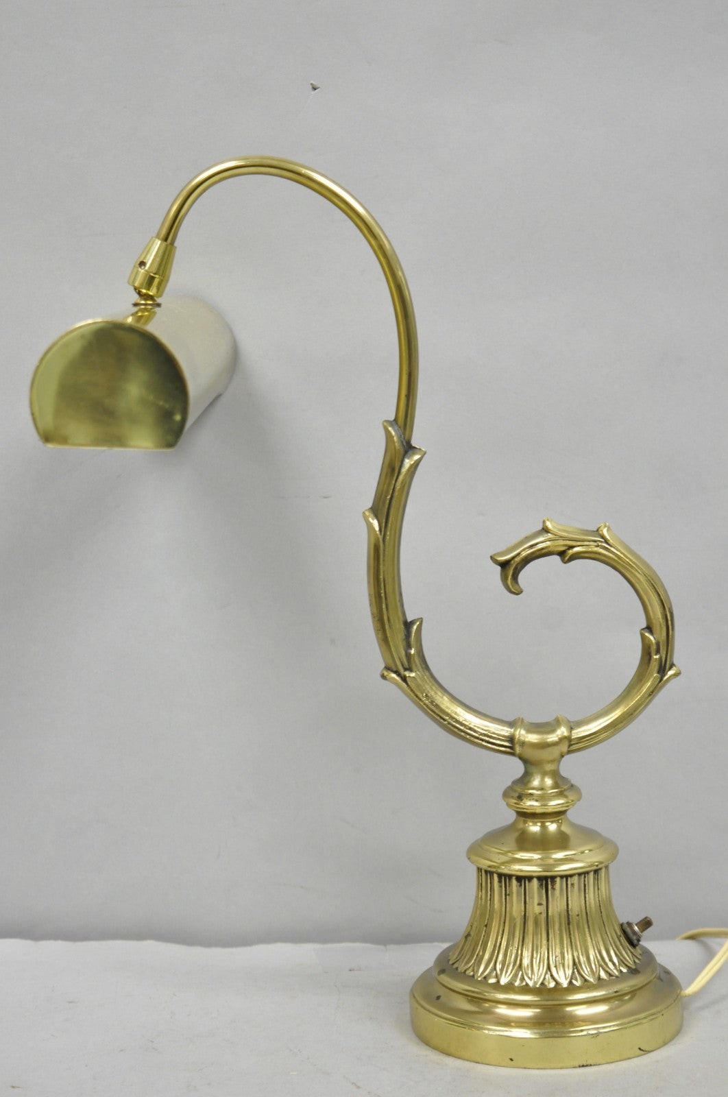 Vintage Victorian Style Brass Acanthus Scrolling Bankers Desk Table Lamp