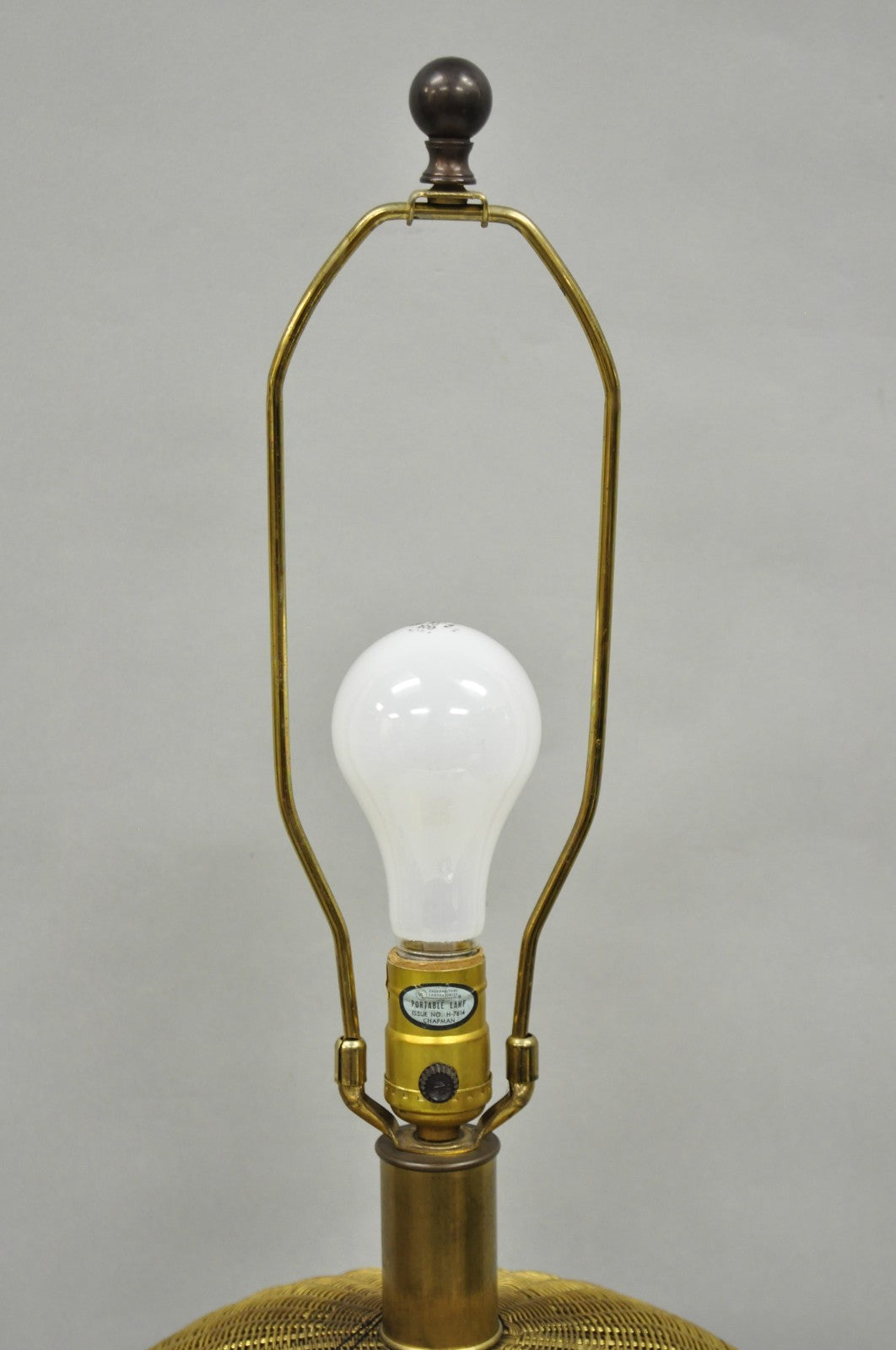 Vintage Chapman Hollywood Regency English Style Brass Woven Basket Table Lamp