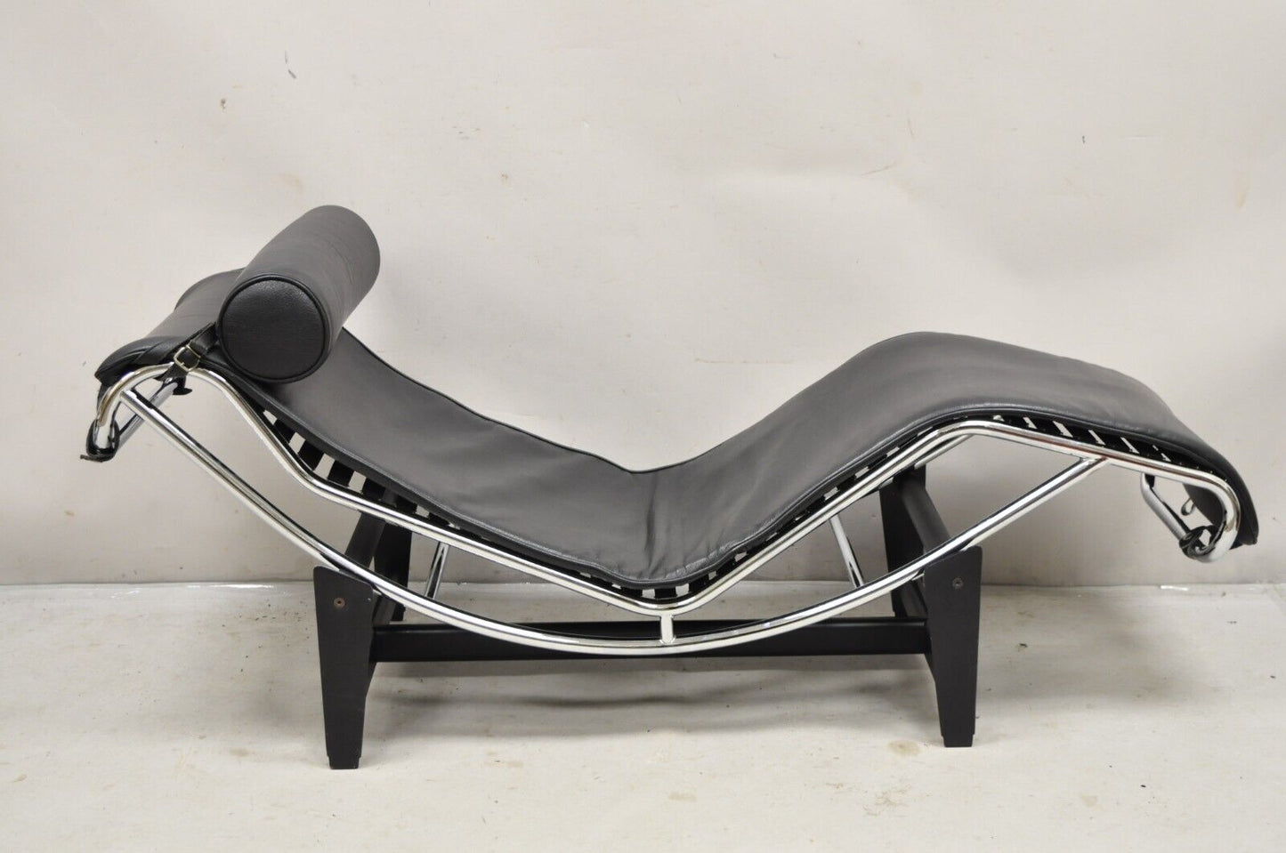 Replica Le Corbusier LC4 Style Chaise Lounge Chair in Black Leather