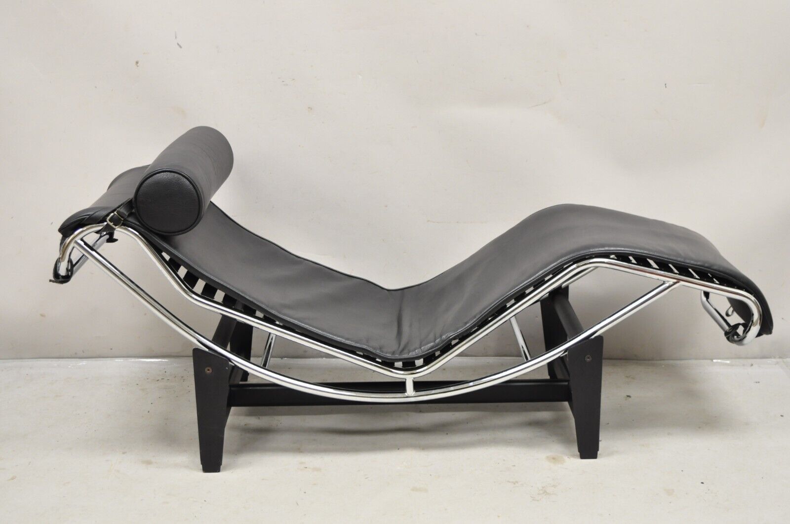 Replica Le Corbusier LC4 Style Chaise Lounge Chair in Black Leather